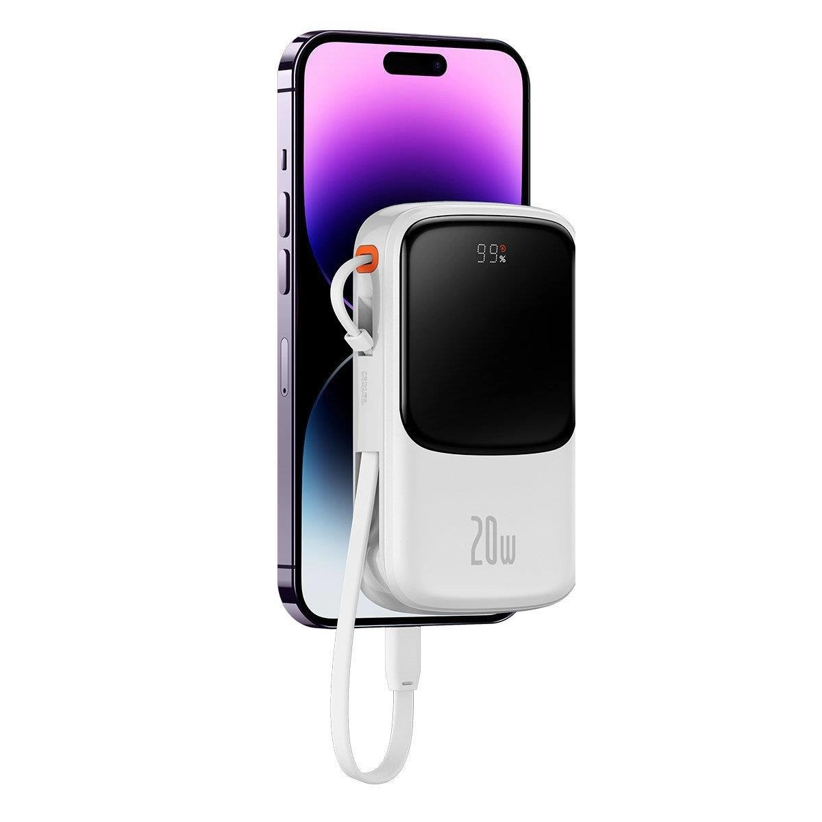 Biały power bank z czarnym wyświetlaczem pokazującym 99% jest podłączony do telefonu. Telefon ma fioletowe tło.