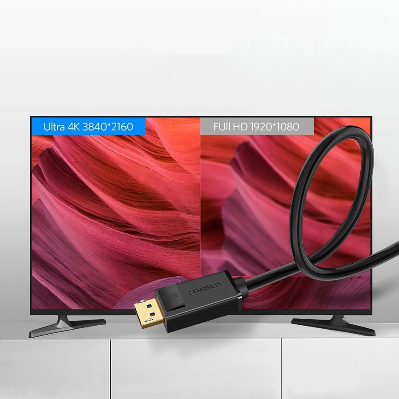 Telewizor wyświetla dwie rozdzielczości: Ultra 4K i Full HD. Czarny kabel z wtyczką UGREEN jest podłączony.