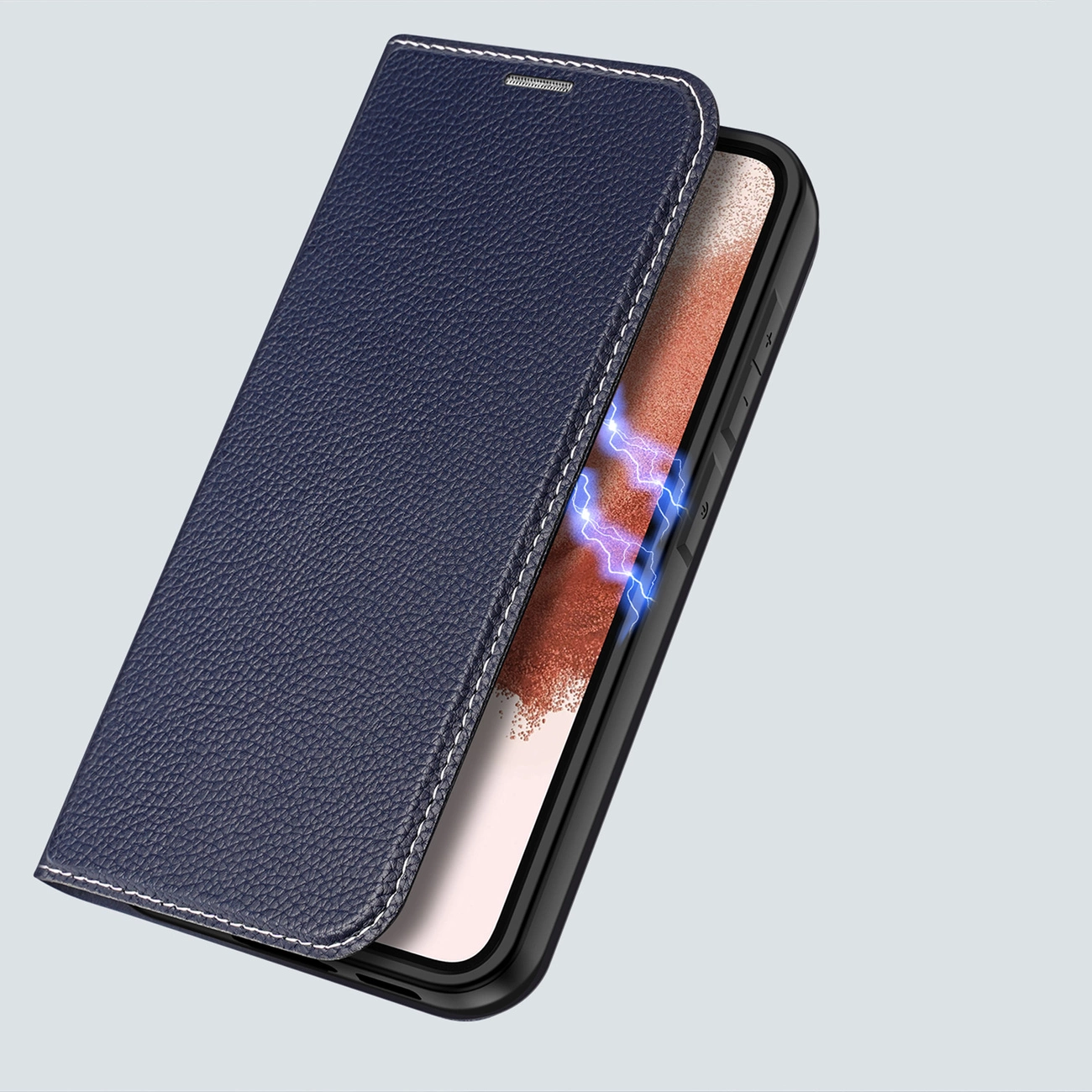 Eine marineblaue Leder-Handyhülle ist geöffnet und gibt den Blick auf den Telefonbildschirm frei. Weiße Nähte umranden die Hülle.