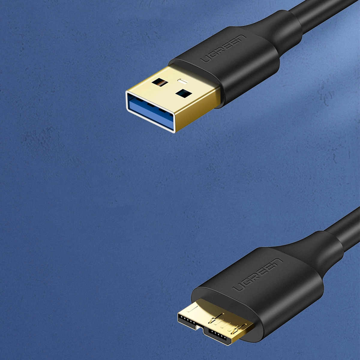Twee zwarte USB-kabels met gouden connectoren tegen een blauwe achtergrond. De merknaam UGREEN is zichtbaar.