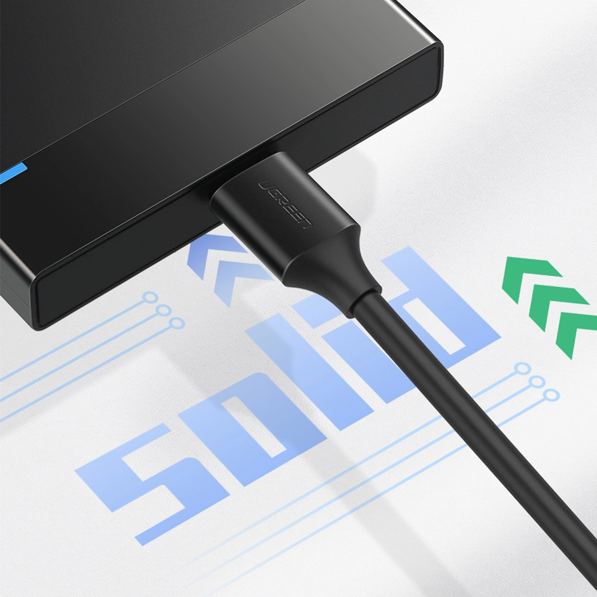 Een zwart apparaat met een aangesloten kabel. De kabel is ook zwart en heeft het UGREEN-logo. De achtergrond heeft blauwe en groene grafische elementen.