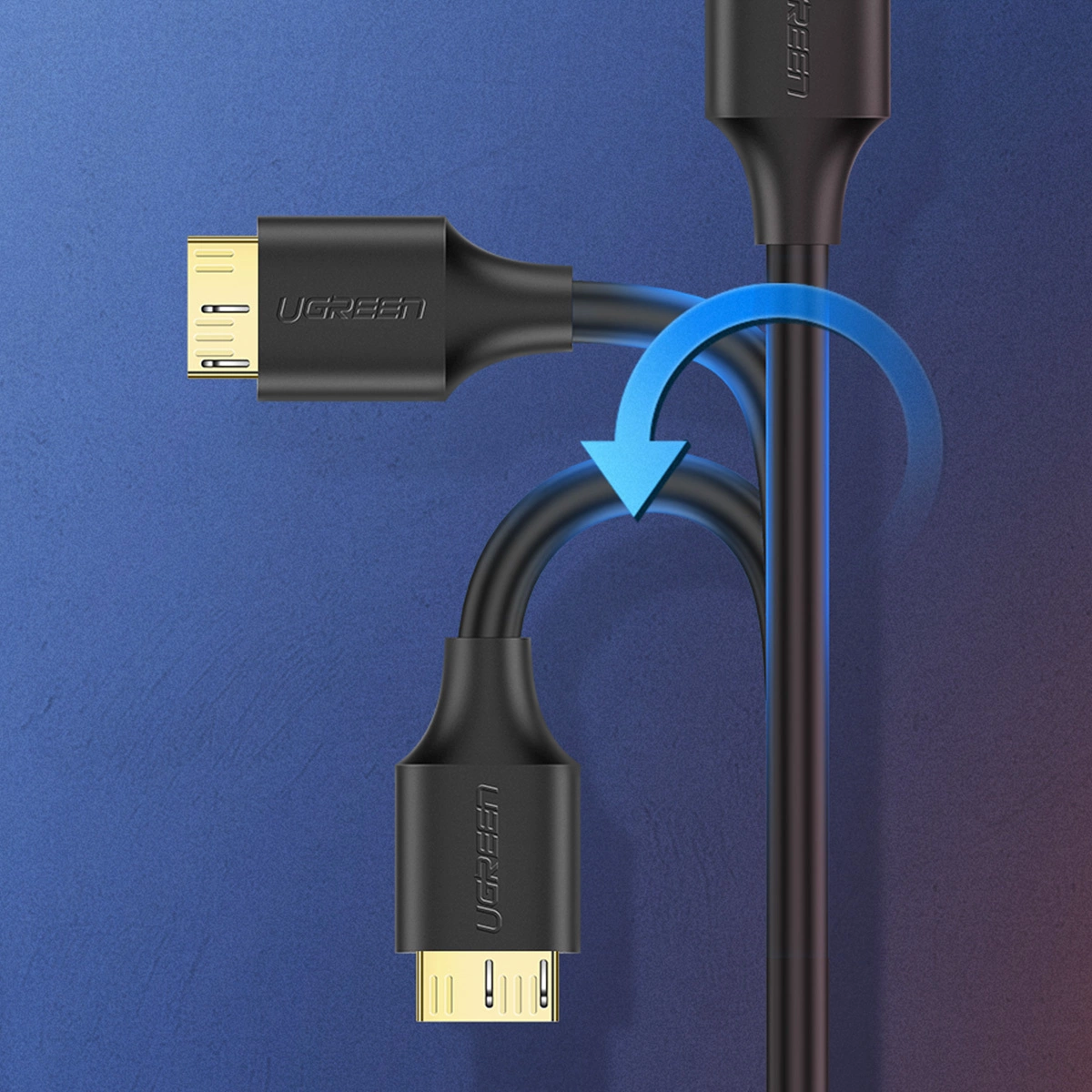 Drie zwarte UGREEN HDMI-kabels met gouden connectoren tegen een blauwe achtergrond, een blauwe pijl wijst naar beneden.