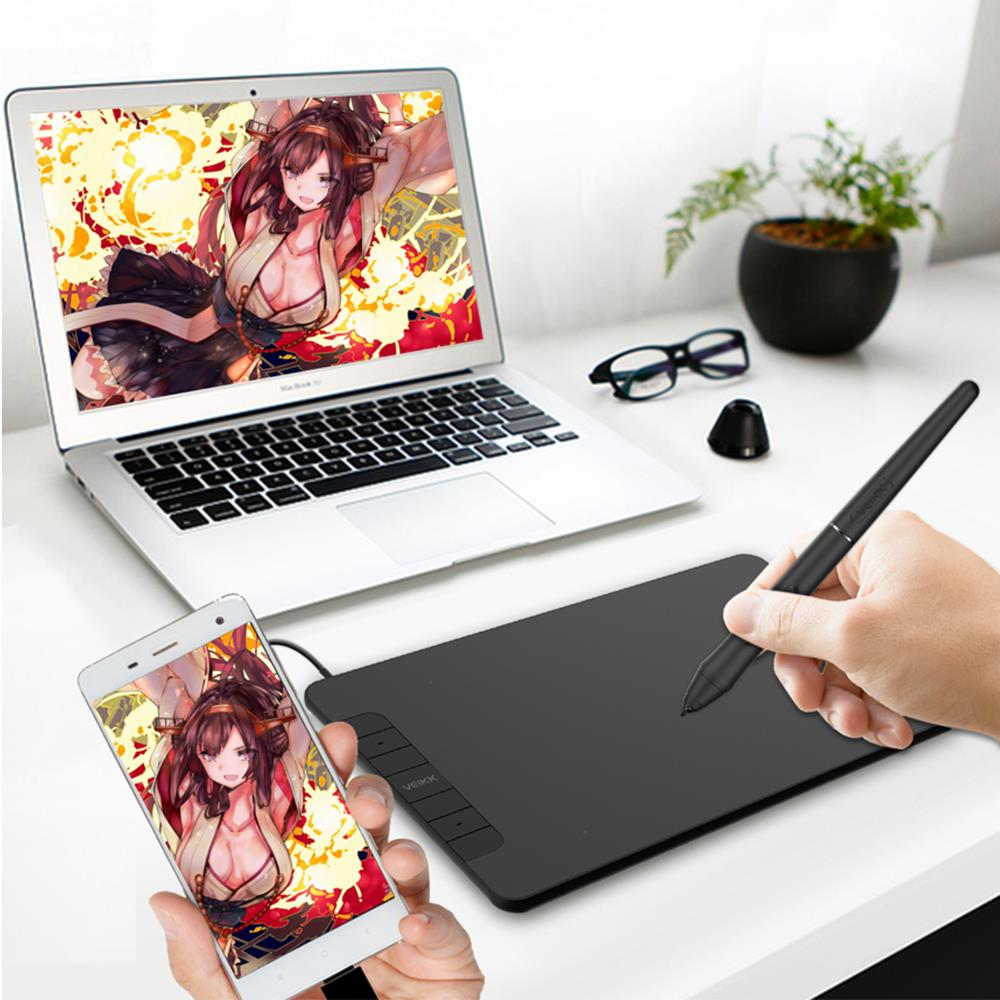 Dizüstü bilgisayar, telefon ve çizim tableti anime sanatı sergiliyor. Bir el kalem tutuyor. Arka planda gözlükler ve bir bitki var.