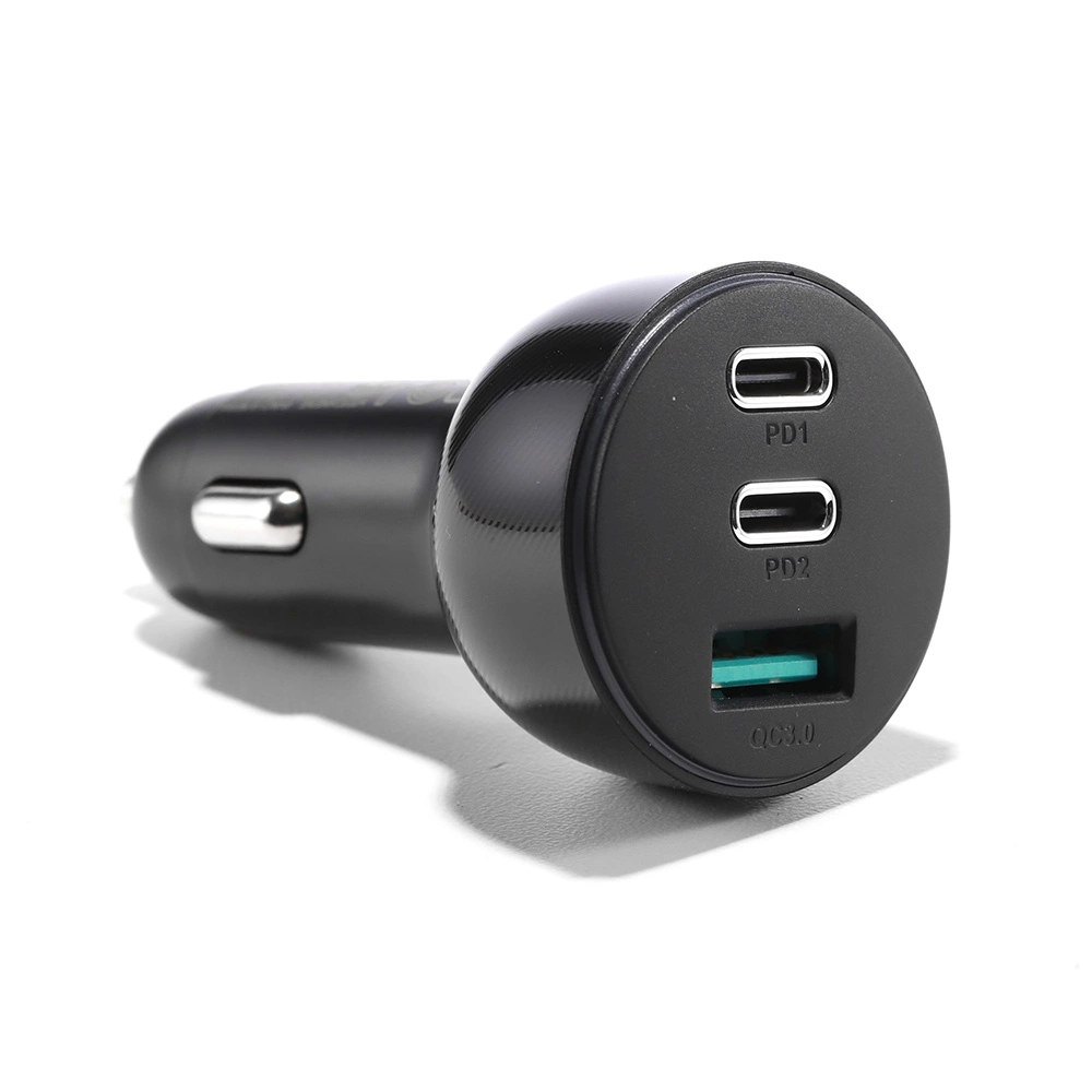 Czarna ładowarka samochodowa z dwoma portami USB-C i jednym portem USB-A, oznaczonymi PD1, PD2 i QC3.0, na białym tle.
