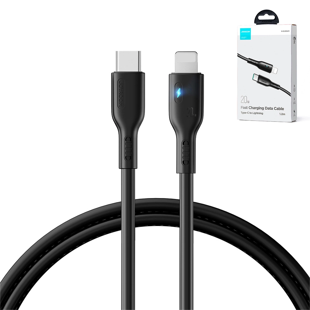 Due cavi di ricarica neri con connettori diversi. Una confezione mostra il prodotto. Quello a sinistra ha USB-C. Quello a destra ha una porta Lightning.