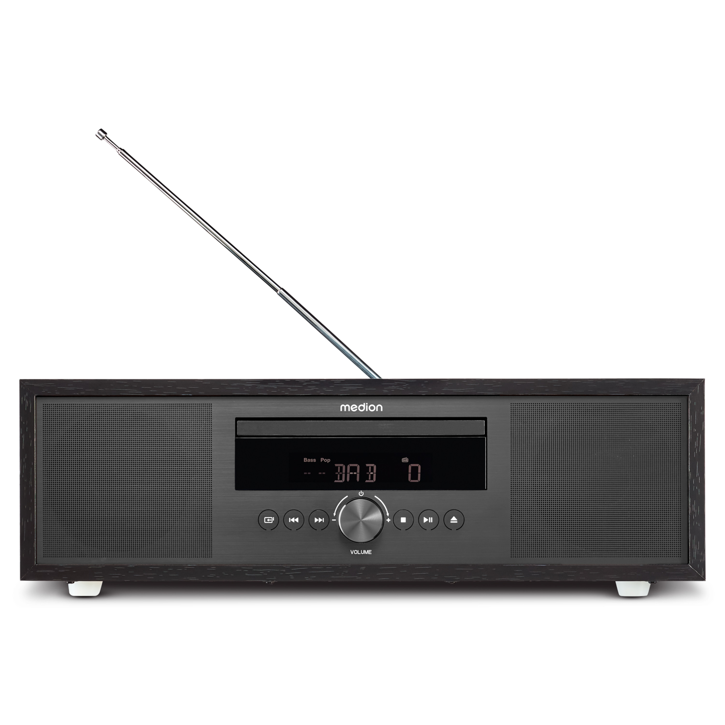 Een donkere houten radio met zilveren antenne, digitaal display en diverse bedieningsknoppen op witte achtergrond.