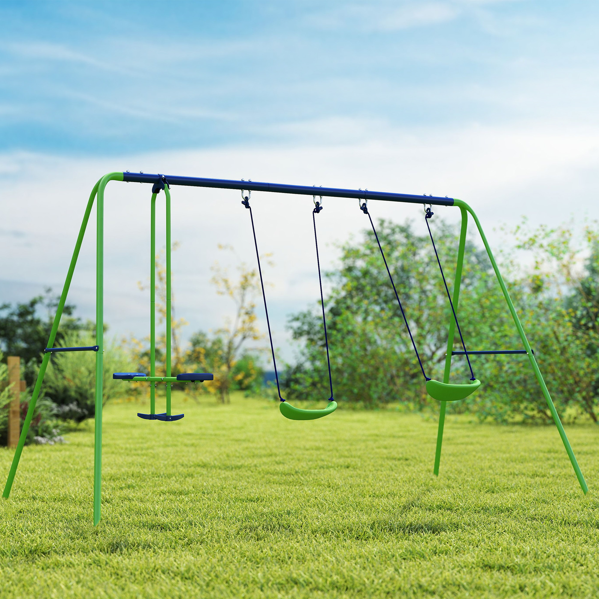 Un'altalena verde su erba verde. Il cielo è blu con alcune nuvole. L'altalena ha 2 altalene.