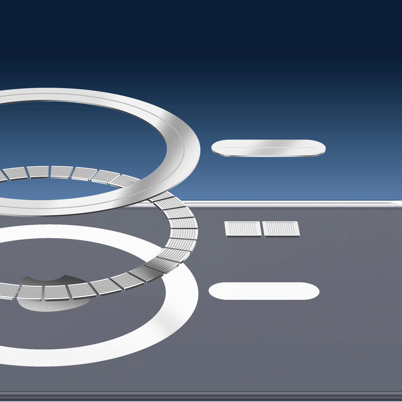 Abstrakte Komposition mit silbernen Ringen und Balken auf grauer Oberfläche, vor blauem Hintergrund.