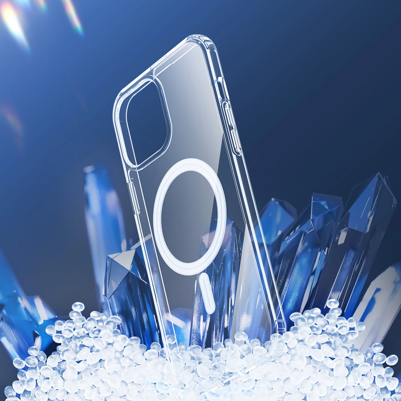 Transparente Handyhülle mit weißem Ring, vor blauem Kristall und weißen Perlen, auf blauem Hintergrund.