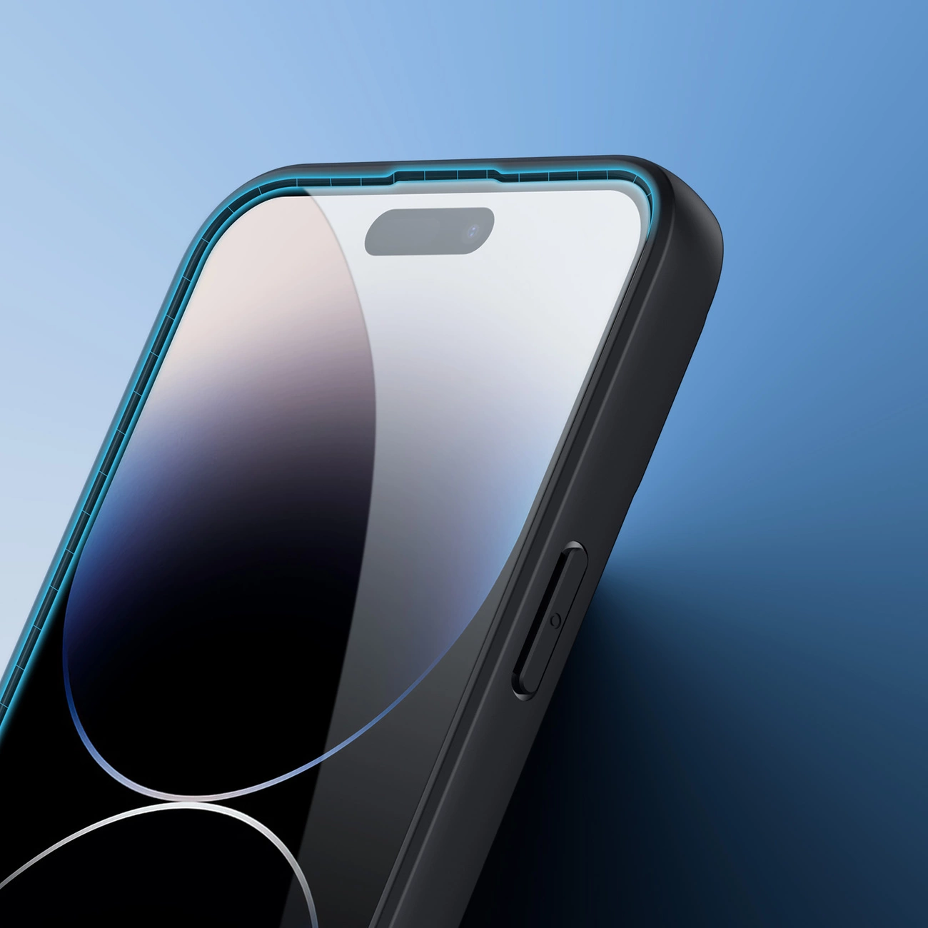 Nahaufnahme eines Smartphones mit schwarzem Gehäuse. Der Bildschirm ist an und zeigt ein dunkles Bild. Blauer Farbverlauf im Hintergrund.