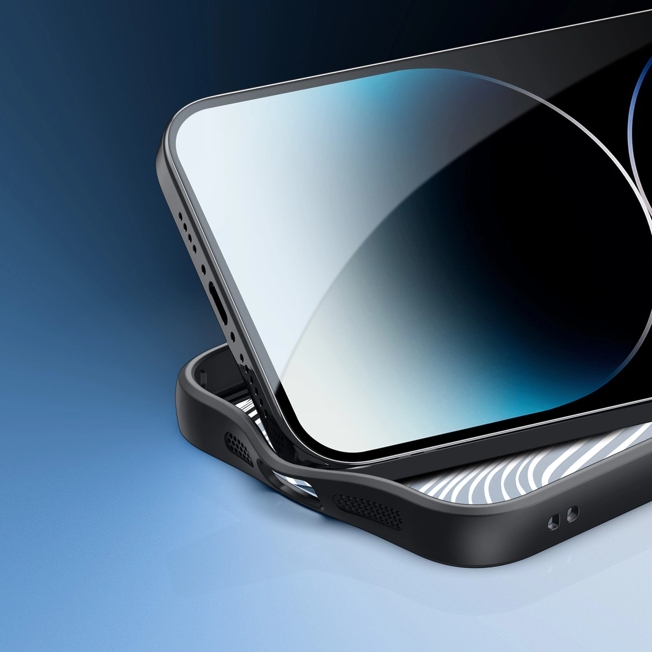 Nahaufnahme einer schwarzen Handyhülle mit Displayschutzfolie. Das Telefon befindet sich teilweise in der Hülle. Der Hintergrund ist blau verlaufend.