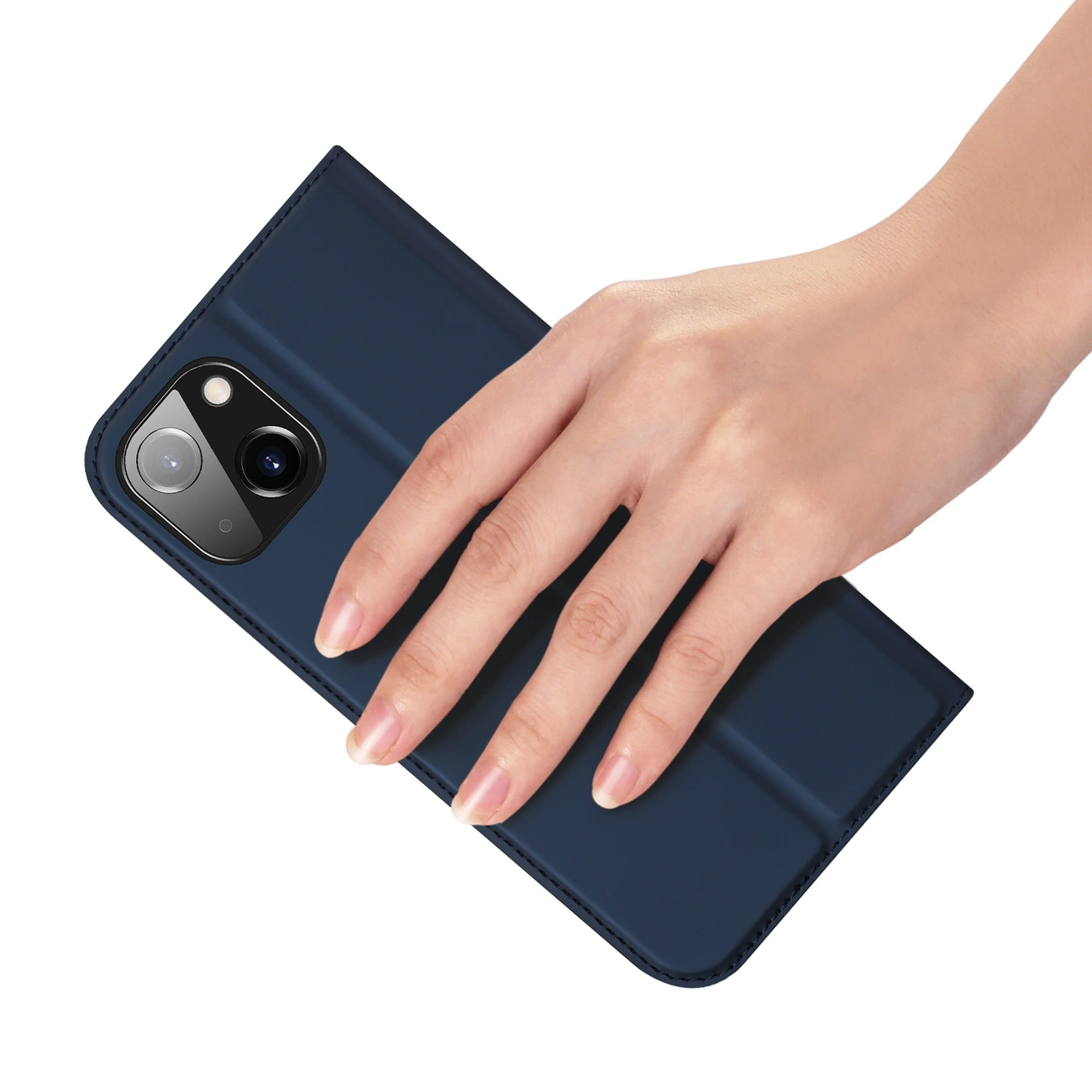 Una mano poggia su una custodia blu scuro, che copre un telefono con lenti della fotocamera. Lo sfondo è bianco.