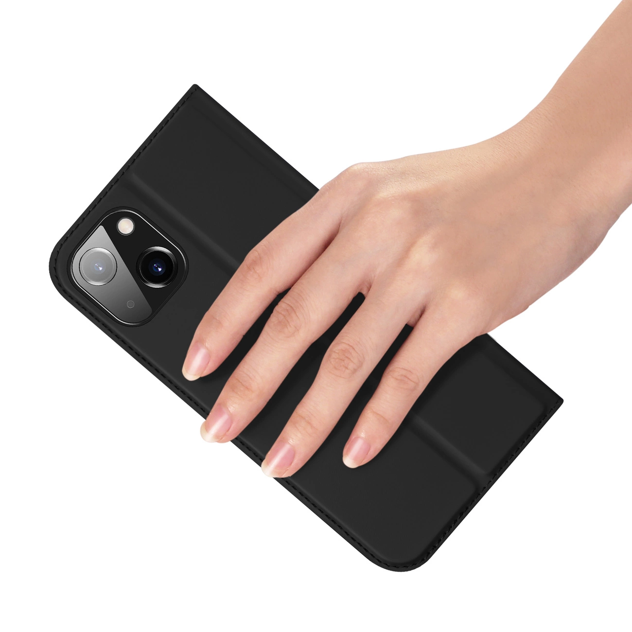 Una mano tocca una custodia nera per telefono. Il telefono ha fotocamere. Lo sfondo è bianco.
