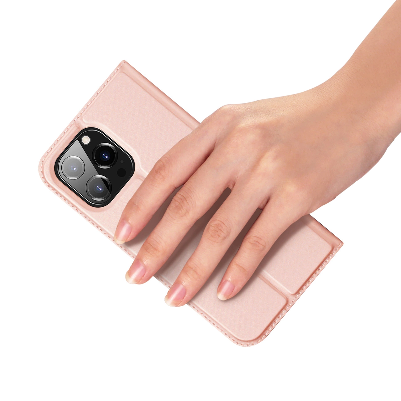 Una mano tiene una custodia rosa con un telefono all'interno. Il telefono ha tre obiettivi. Lo sfondo è bianco.