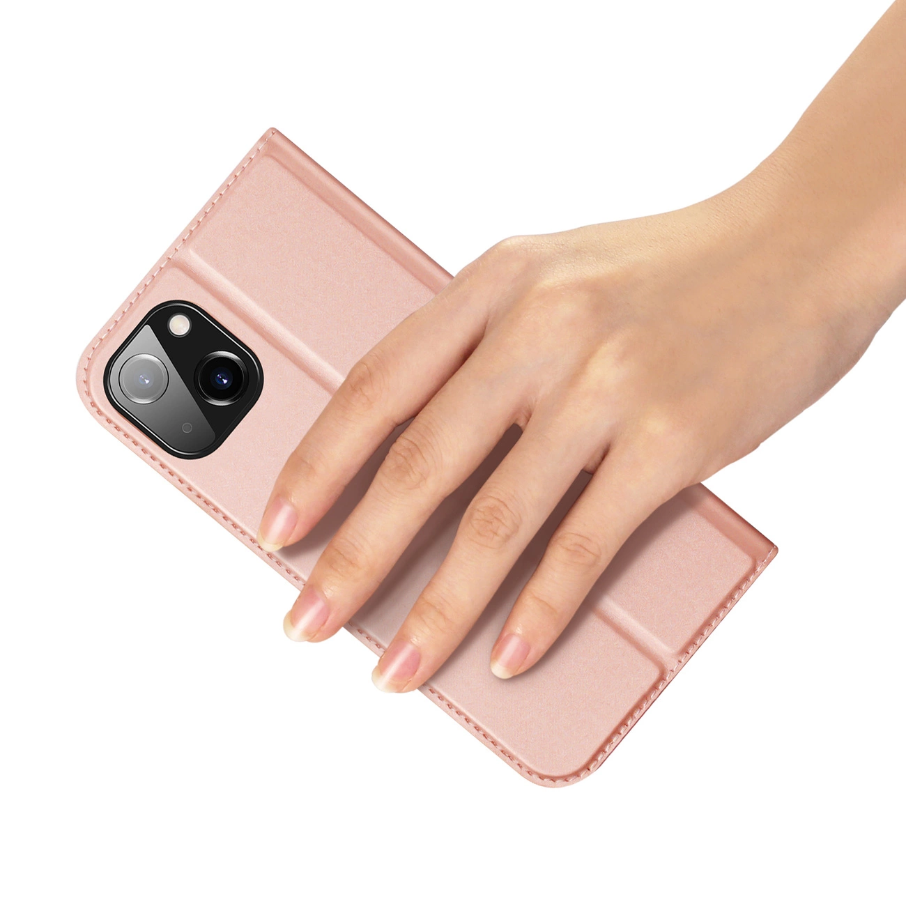 Una mano tiene una custodia rosa con un telefono dentro. La custodia è aperta, mostrando la fotocamera del telefono. Sfondo bianco.