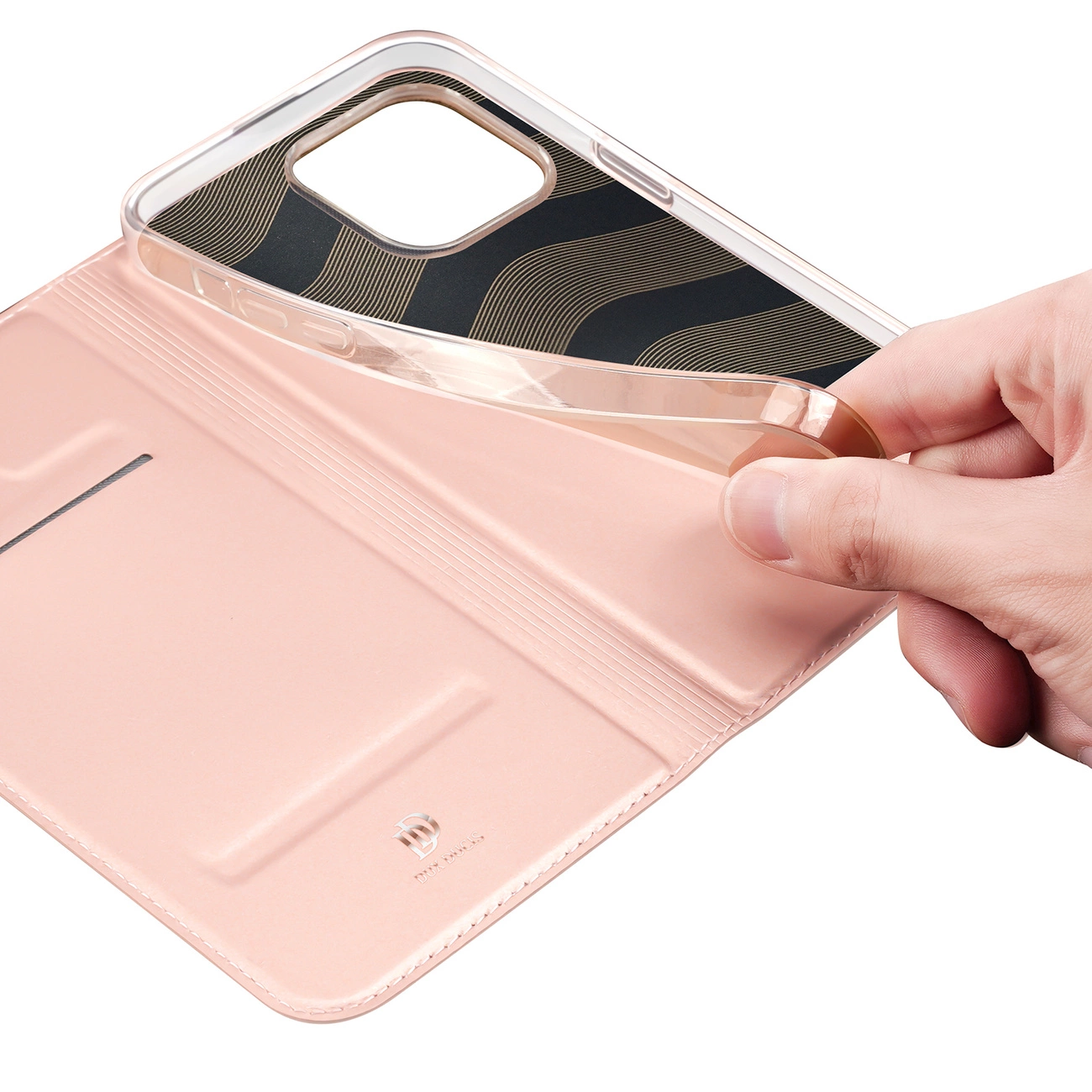 Una mano tiene una custodia trasparente per telefono sopra una custodia in pelle rosa. La custodia ha un motivo a onde nere e oro.