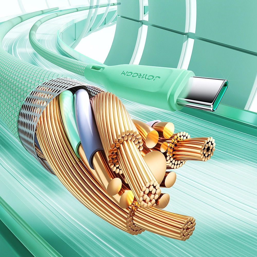 Nahaufnahme eines türkisfarbenen USB-C-Kabels, das die internen Drähte zeigt. Goldene, blaue und grüne Drähte sind sichtbar. Der Hintergrund ist türkis.