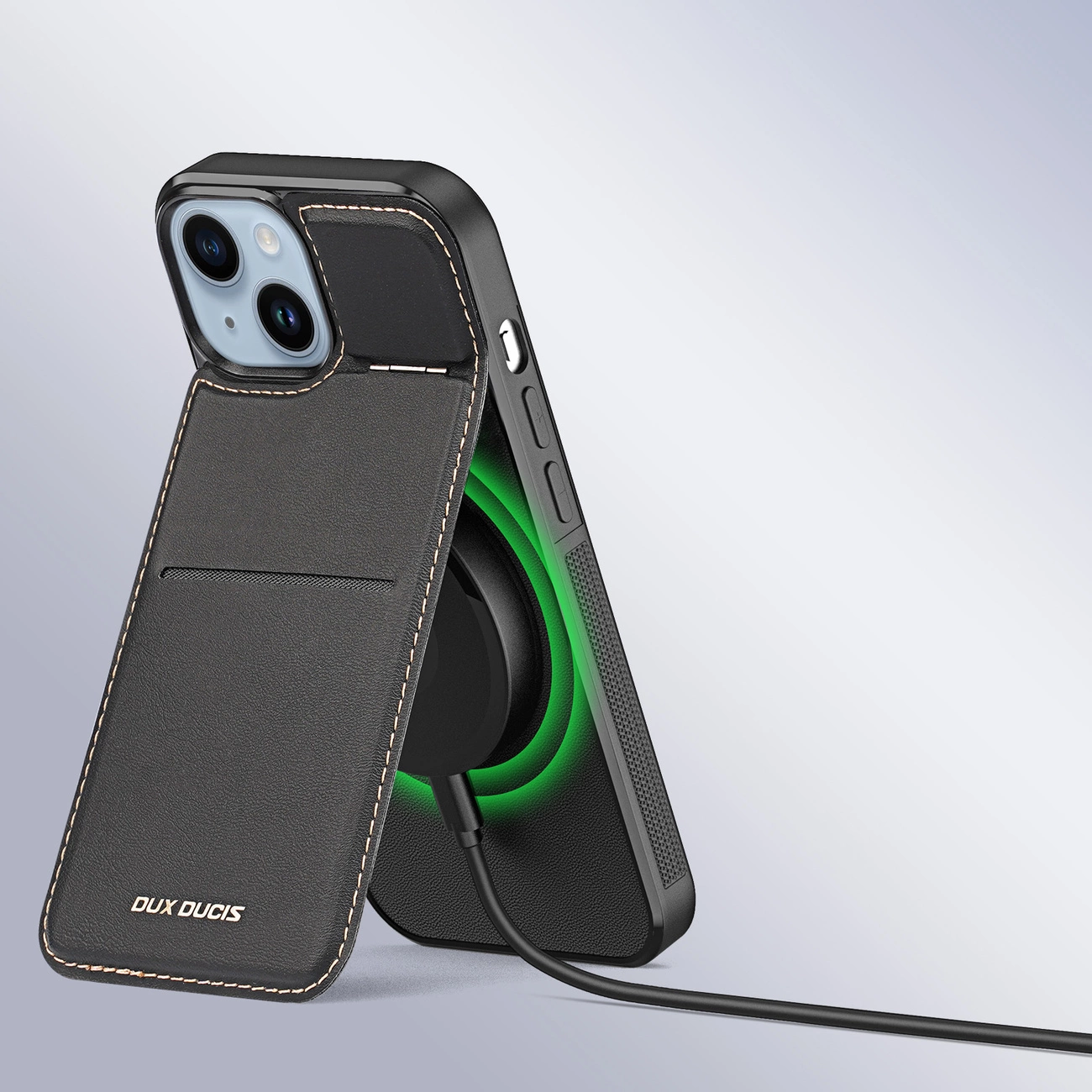 Custodia nera con cuciture, caricatore wireless e iPhone. Il caricatore si illumina di verde. La custodia è in pelle. Lo sfondo è bianco.