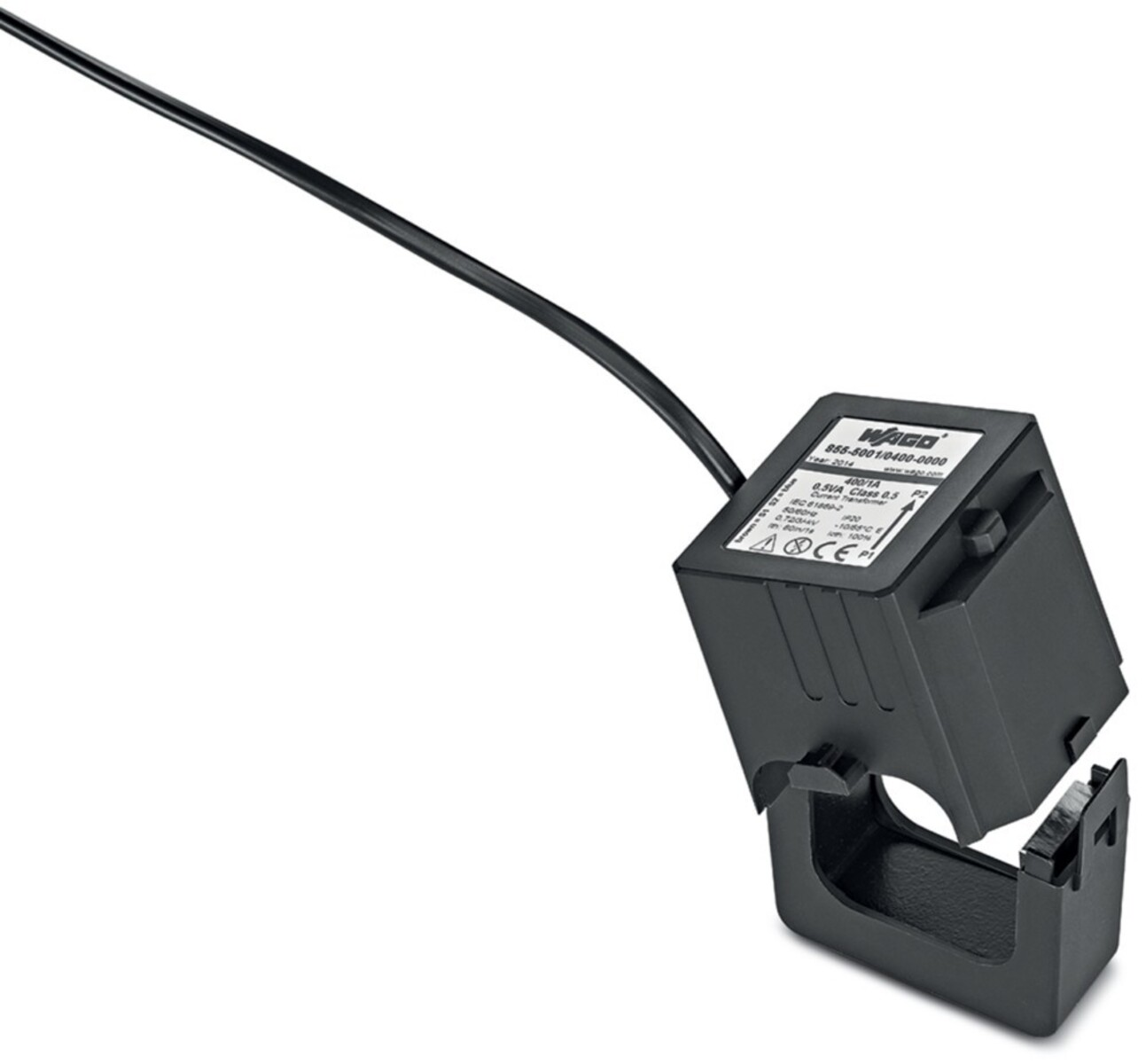 Ein schwarzes elektrisches Bauteil mit Etikett, an einem schwarzen Draht befestigt. Das Bauteil ist an einem Ende offen. Weißer Hintergrund.