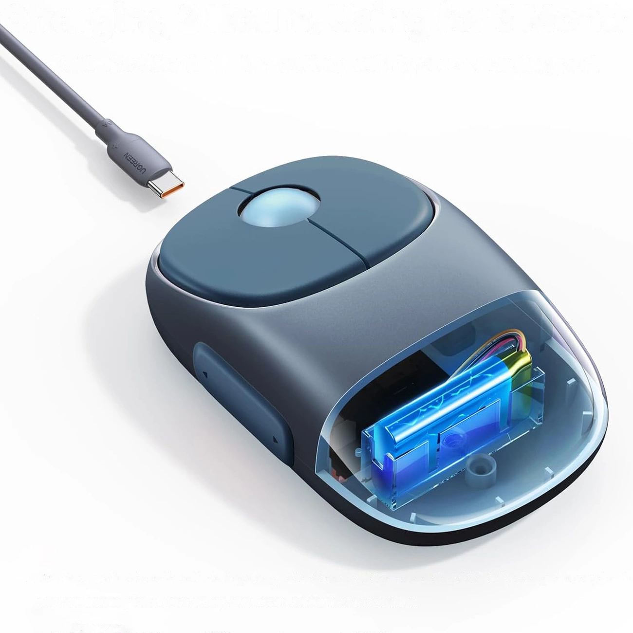 Görünür bir bataryaya sahip gri bir fare. USB-C kablosu bağlı. Fare, şeffaf bir bölümle beyaz bir yüzeyde.