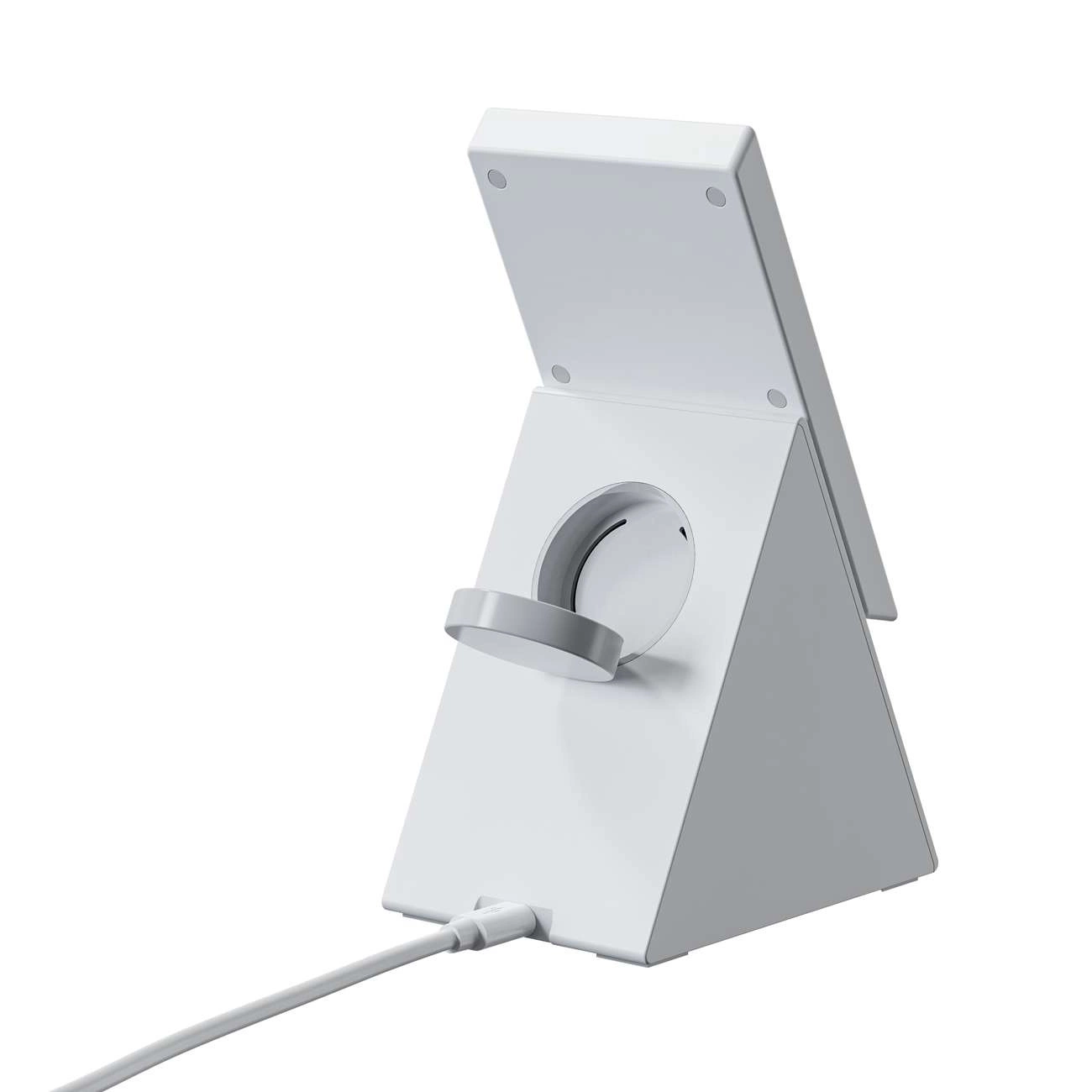 Eine weiße Ladestation für eine Uhr. Sie ist dreieckig mit einem kreisförmigen Uhrenhalter. Ein weißes Kabel ist eingesteckt.