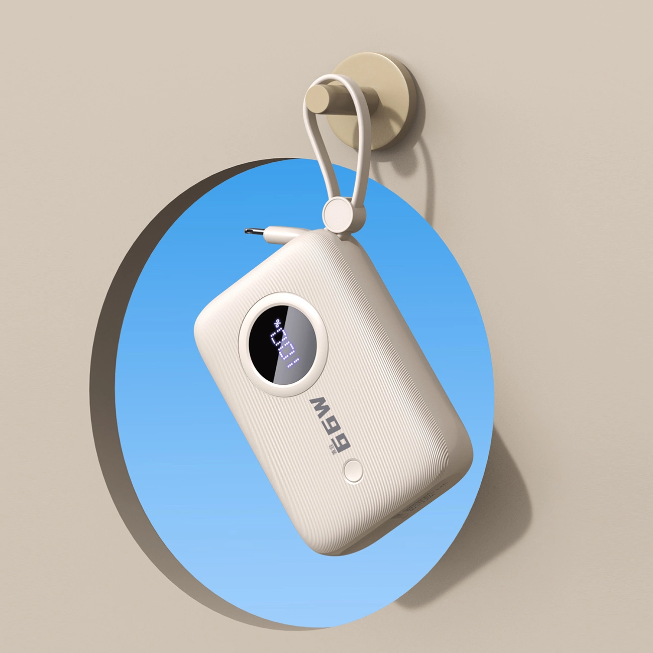 Un power bank beige con display digitale, appeso a un gancio a muro. Lo sfondo è un cerchio blu e beige.