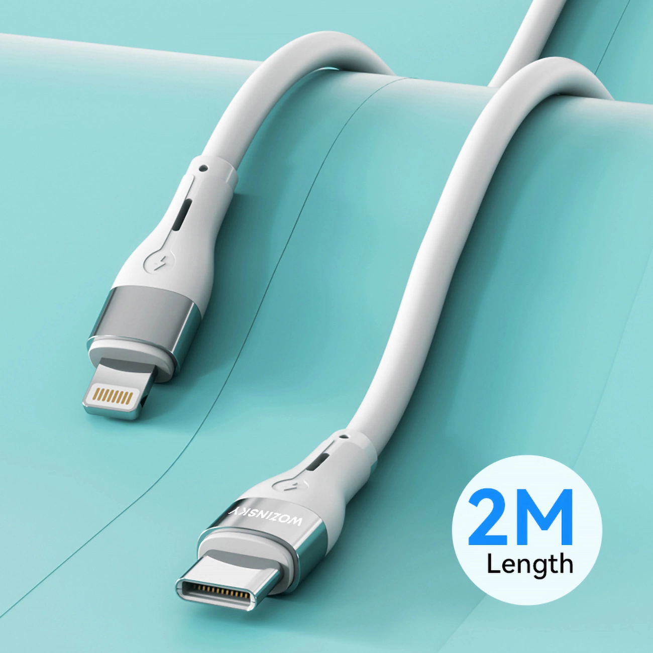 Dwa białe kable ładujące ze srebrnymi złączami. Jeden ma USB-C, a drugi złącze Lightning. Widoczna etykieta długości 2M.