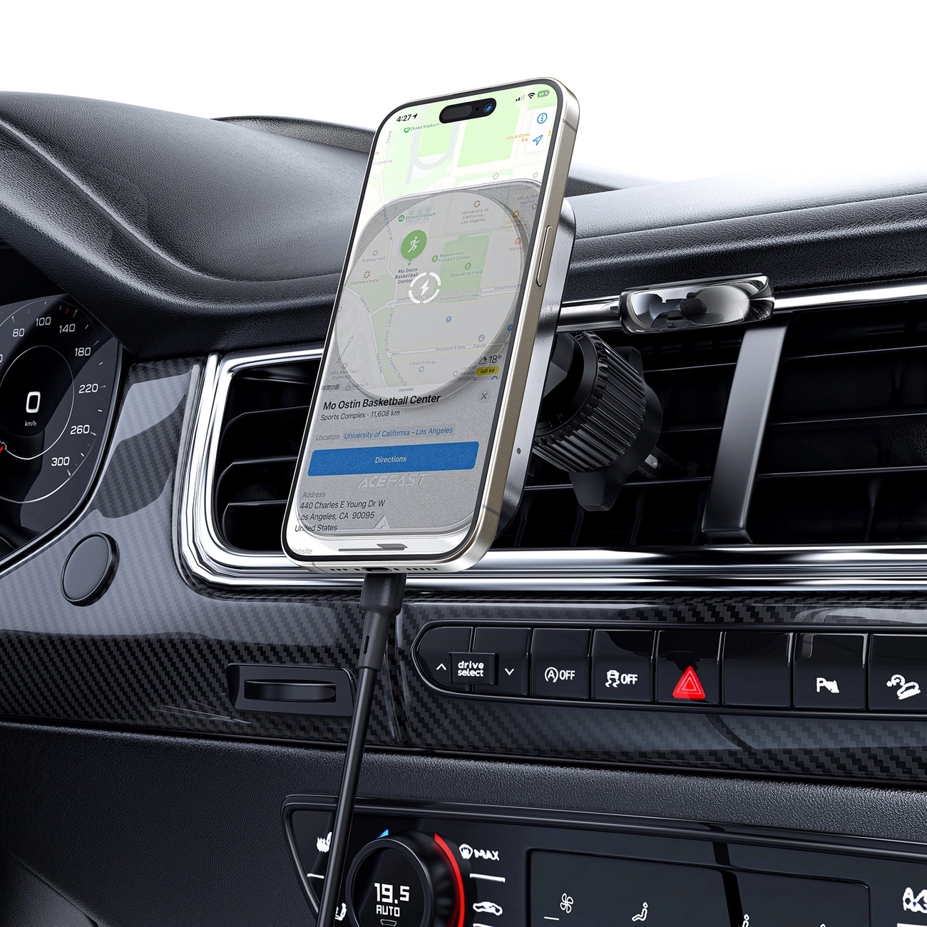 Un teléfono que muestra un mapa está montado en un coche. Se ven el salpicadero y las rejillas de ventilación, junto con los controles del coche. El teléfono se está cargando.
