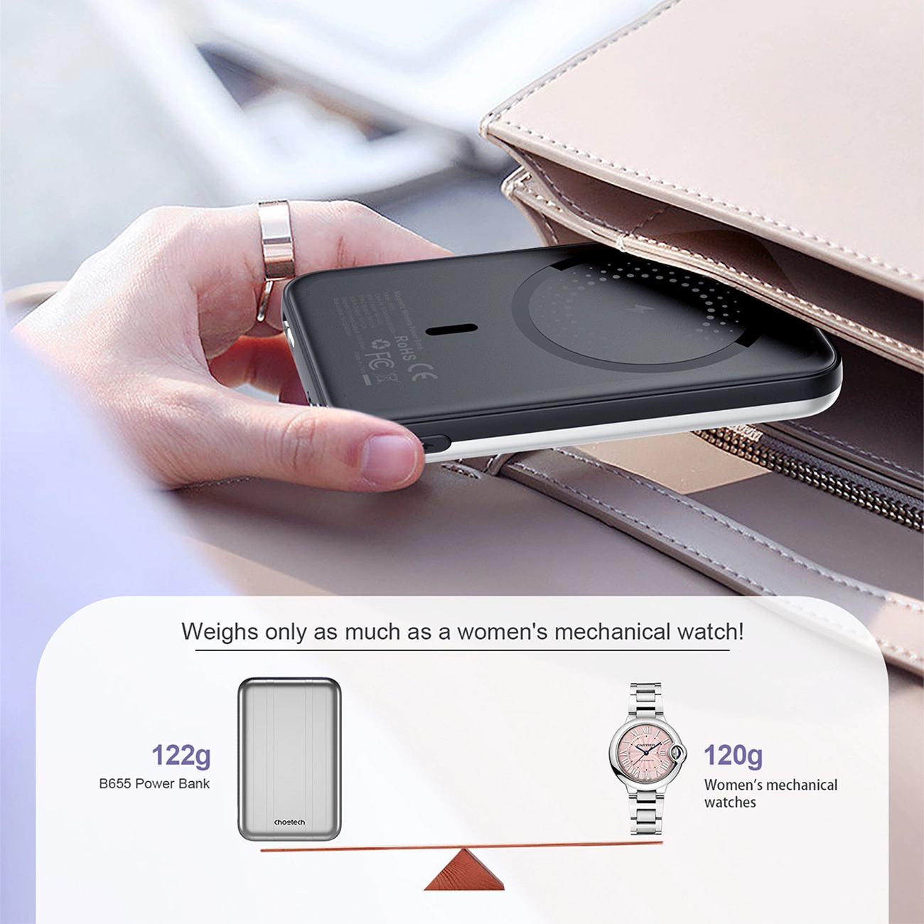 Eine Hand hält eine schwarze Powerbank über einer beigefarbenen Tasche. Eine Vergleichsgrafik zeigt, dass die Powerbank gleich viel wiegt wie eine Uhr.