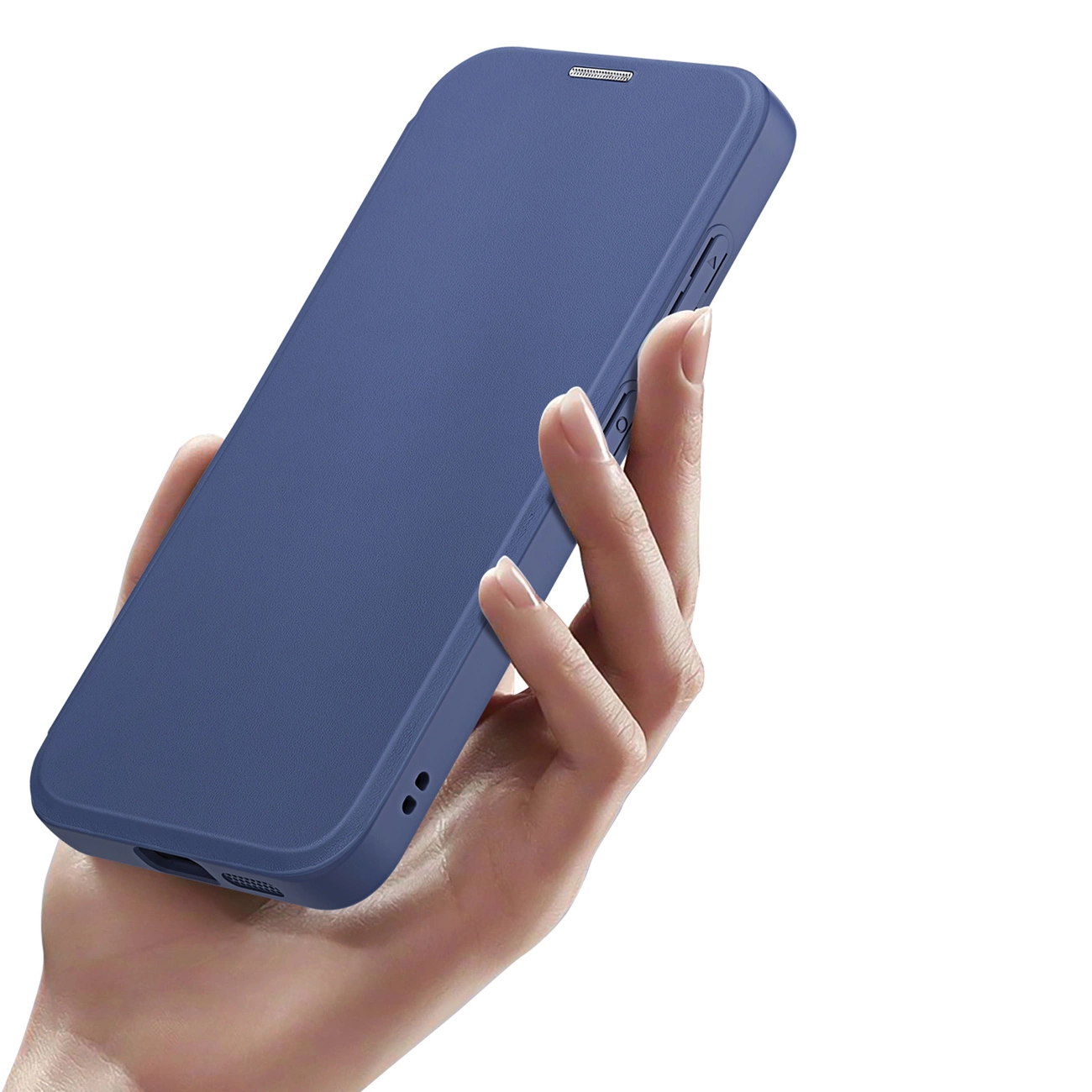 Una mano tiene una custodia blu per telefono. La custodia è angolata verso lo spettatore. Lo sfondo è bianco.
