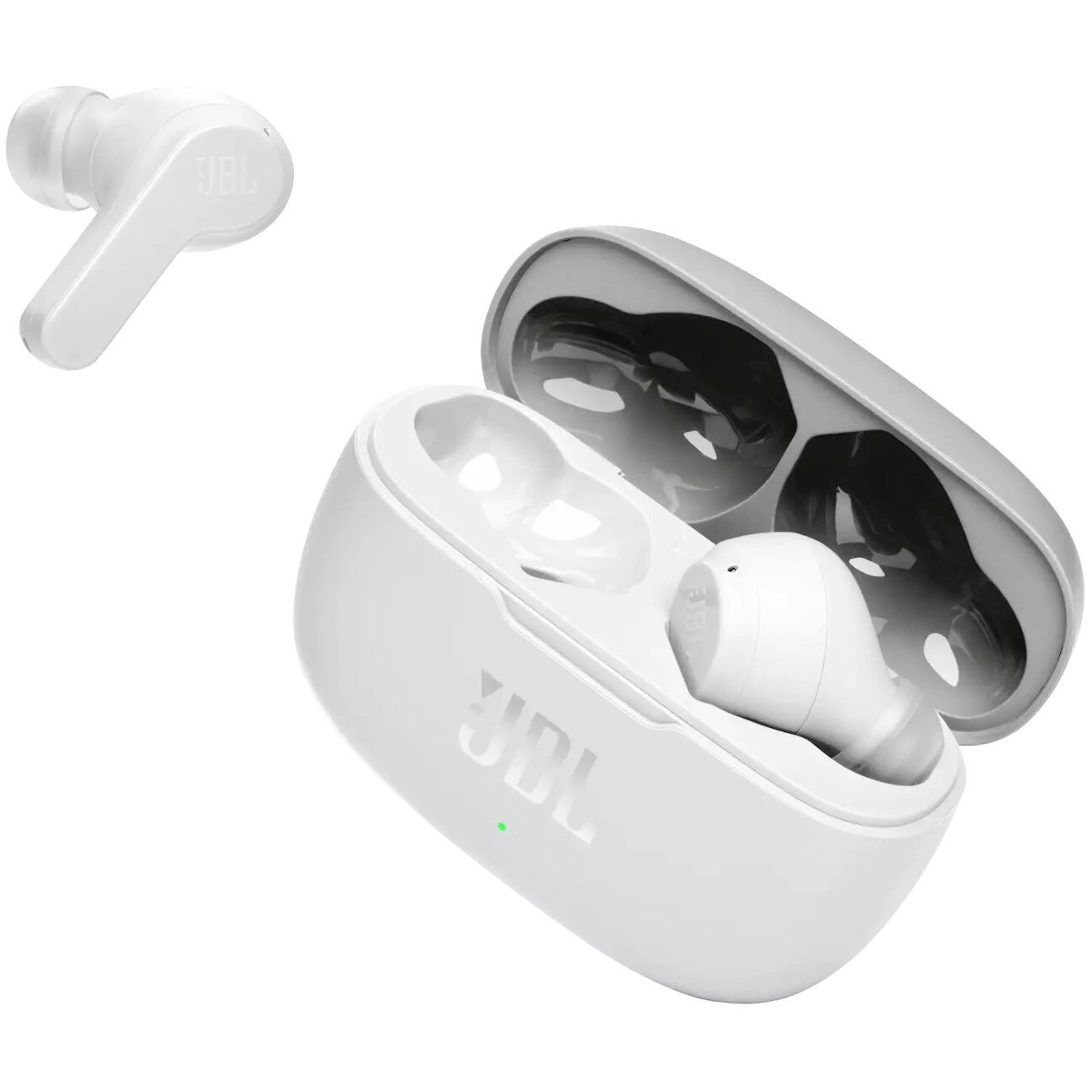 Weiße JBL-Ohrhörer und Ladeetui. Ein Ohrhörer ist separat. Etui geöffnet, ein Ohrhörer innen. JBL-Logo sichtbar.