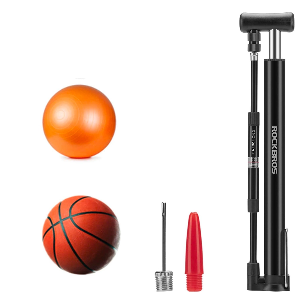 Una palla arancione, un pallone da basket, una pompa ad aria, aghi di gonfiaggio e un tappo rosso disposti su sfondo bianco.