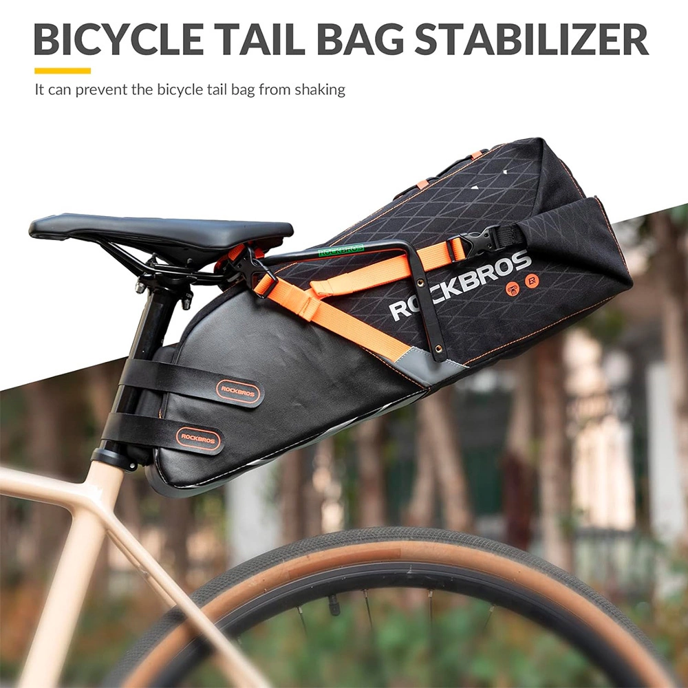 Eine schwarze Fahrrad-Hecktasche mit orangefarbenen Riemen ist an einem Fahrrad befestigt. Die Tasche hat das Rockbros-Logo. Das Fahrrad ist beige.