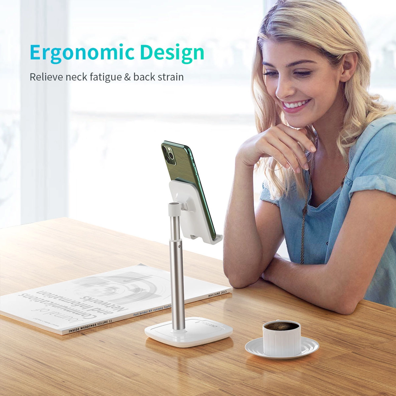 Eine Frau lächelt ein Telefon auf einem Ständer an. Eine Kaffeetasse steht auf dem Tisch. Der Text lautet 'Ergonomic Design' und 'Relieve neck fatigue & back strain'.