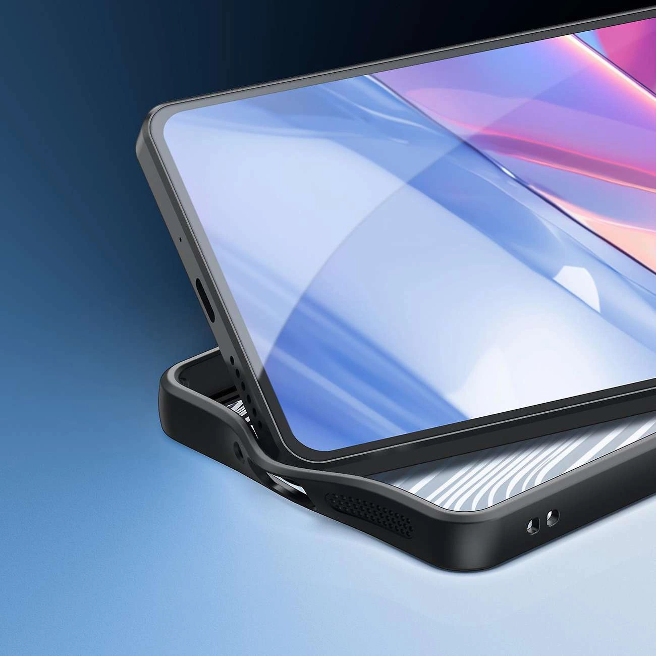 Primo piano di una custodia nera per telefono, che mostra la protezione dello schermo e il contorno del telefono, su sfondo blu.