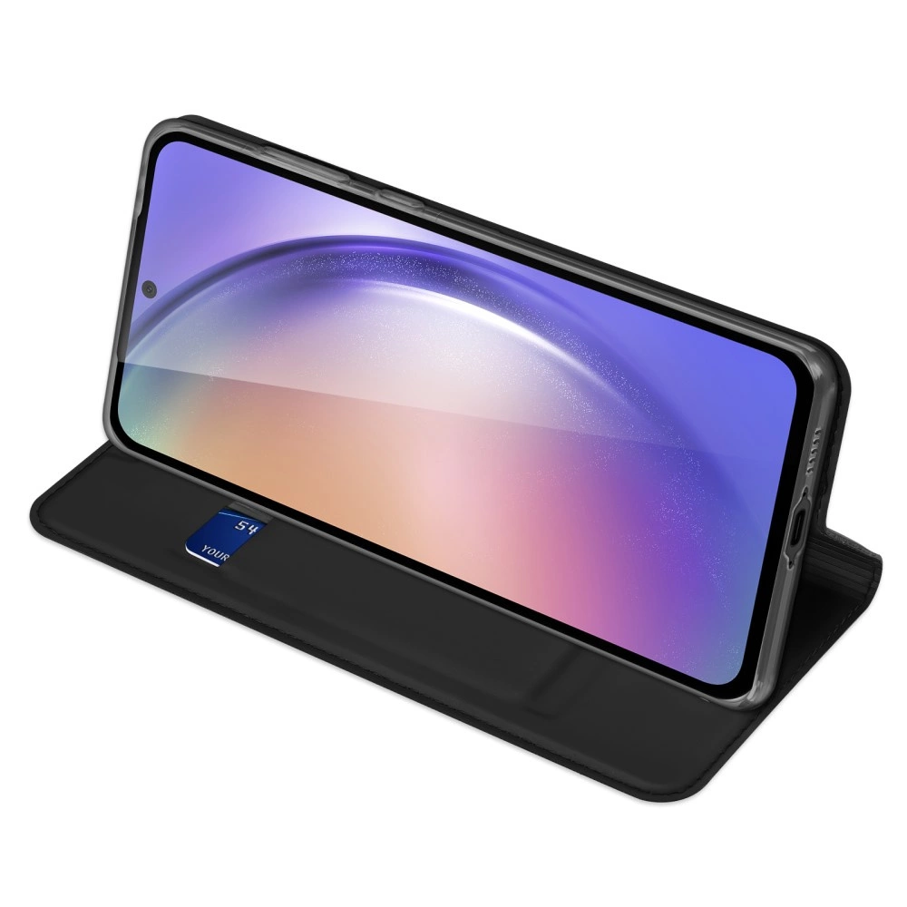 Uno smartphone in una custodia nera è mostrato aperto. Lo schermo mostra un'immagine astratta colorata. Una carta è visibile.