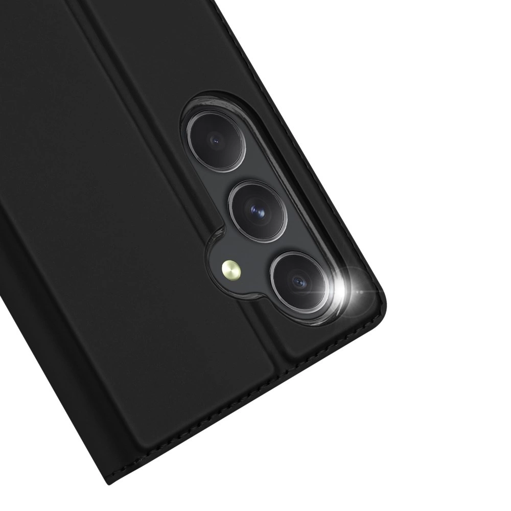 Primo piano di un telefono nero. Sono visibili tre obiettivi della fotocamera e un flash. Il telefono è in una custodia nera.
