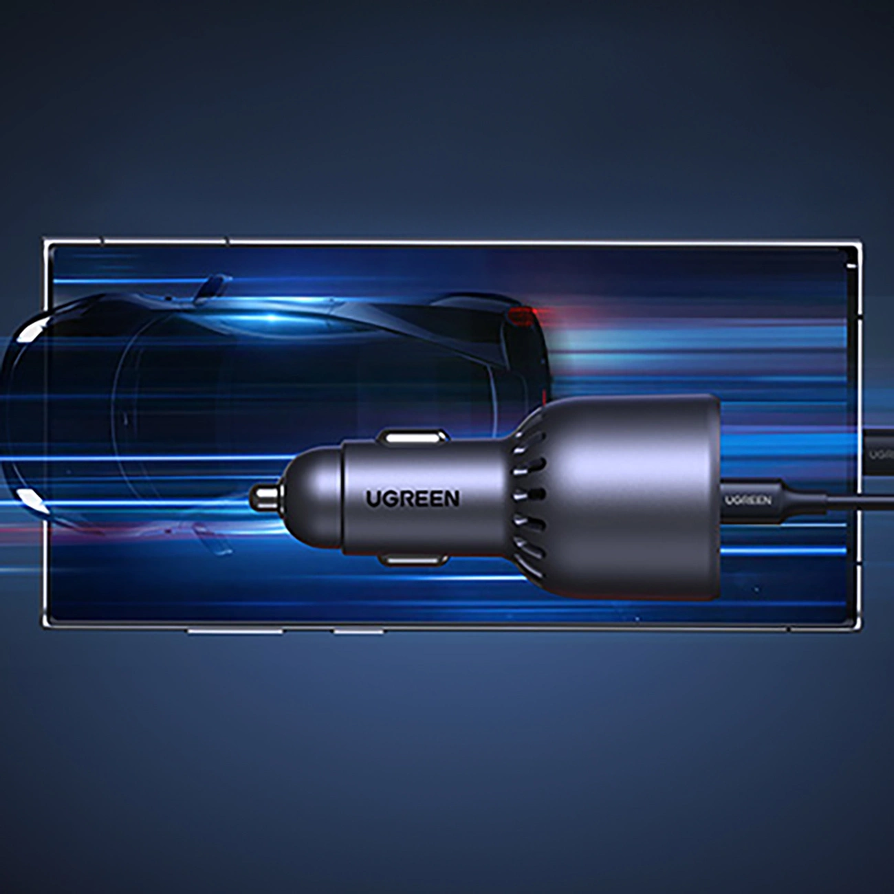Ładowarka samochodowa UGREEN jest wyświetlana na tle pędzącego samochodu. Ładowarka jest podłączona do kabla.