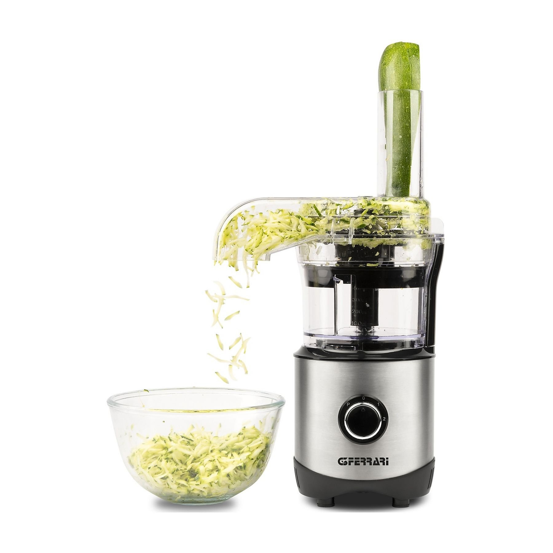 Un robot da cucina con una zucchina, in lavorazione. Zucchine grattugiate cadono in una ciotola.