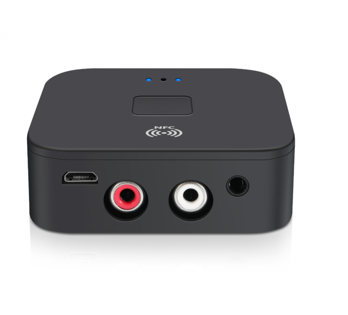 Schwarzer Audio-Empfänger mit mehreren Eingangsanschlüssen. Mit NFC-Logo, zwei blauen LEDs und einem Micro-USB-Anschluss. Auf weißem Hintergrund isoliert.