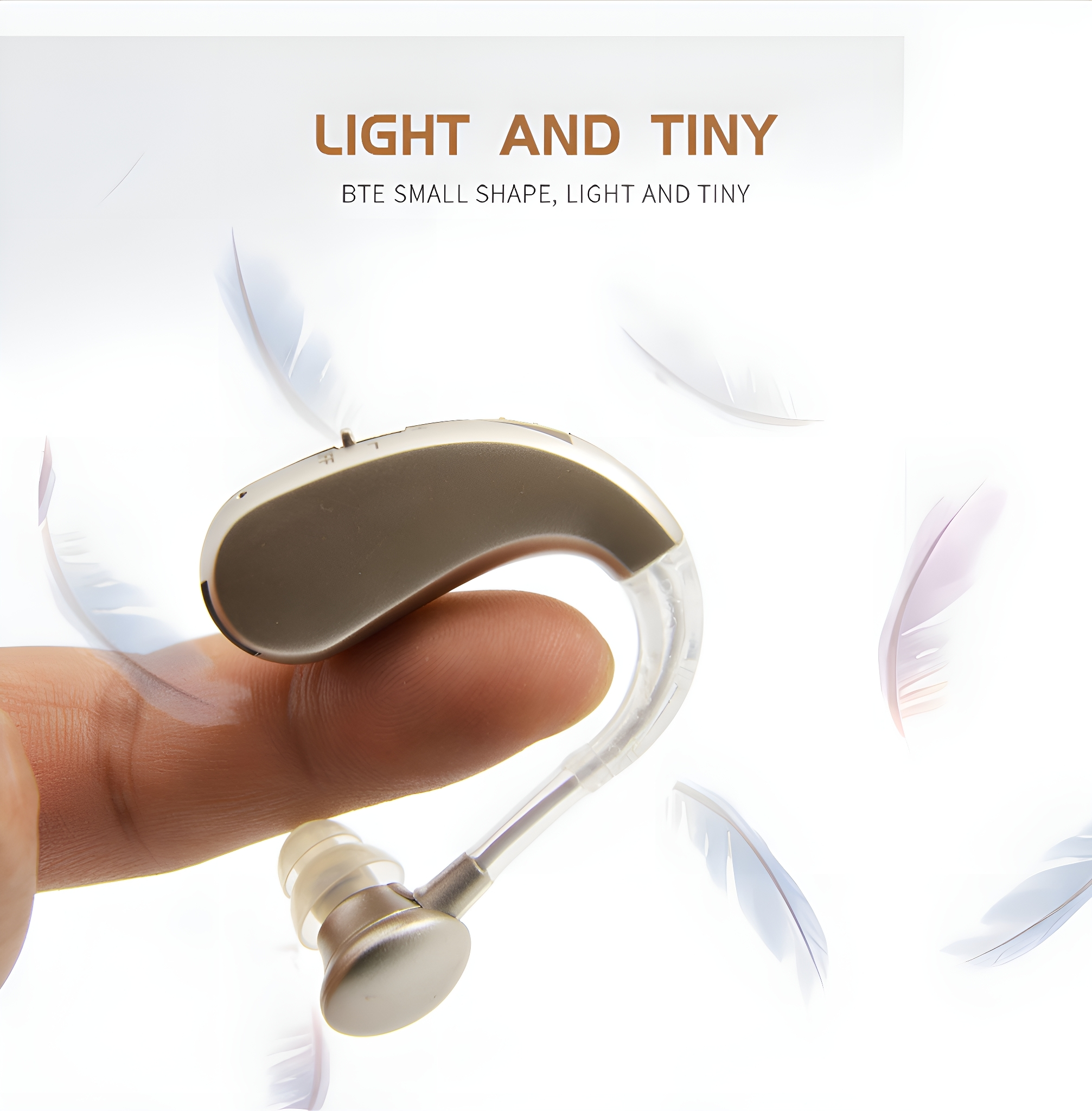 Ein Hörgerät auf einem Finger. Federn schweben im Hintergrund. Text lautet 'LIGHT AND TINY'.