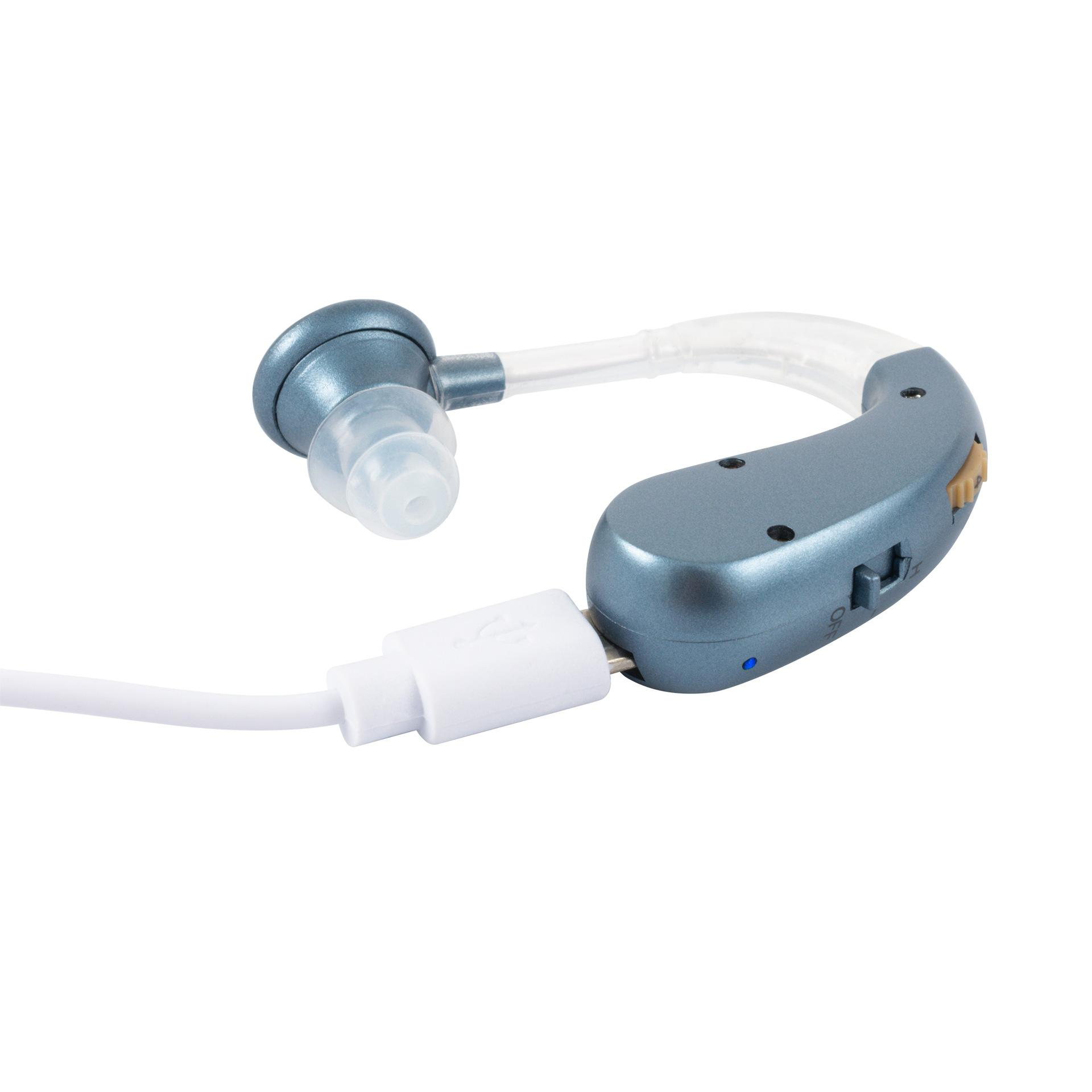 Ein graues Hörgerät mit einem durchsichtigen Schlauch und Ohrstöpsel, verbunden mit einem weißen USB-Kabel.