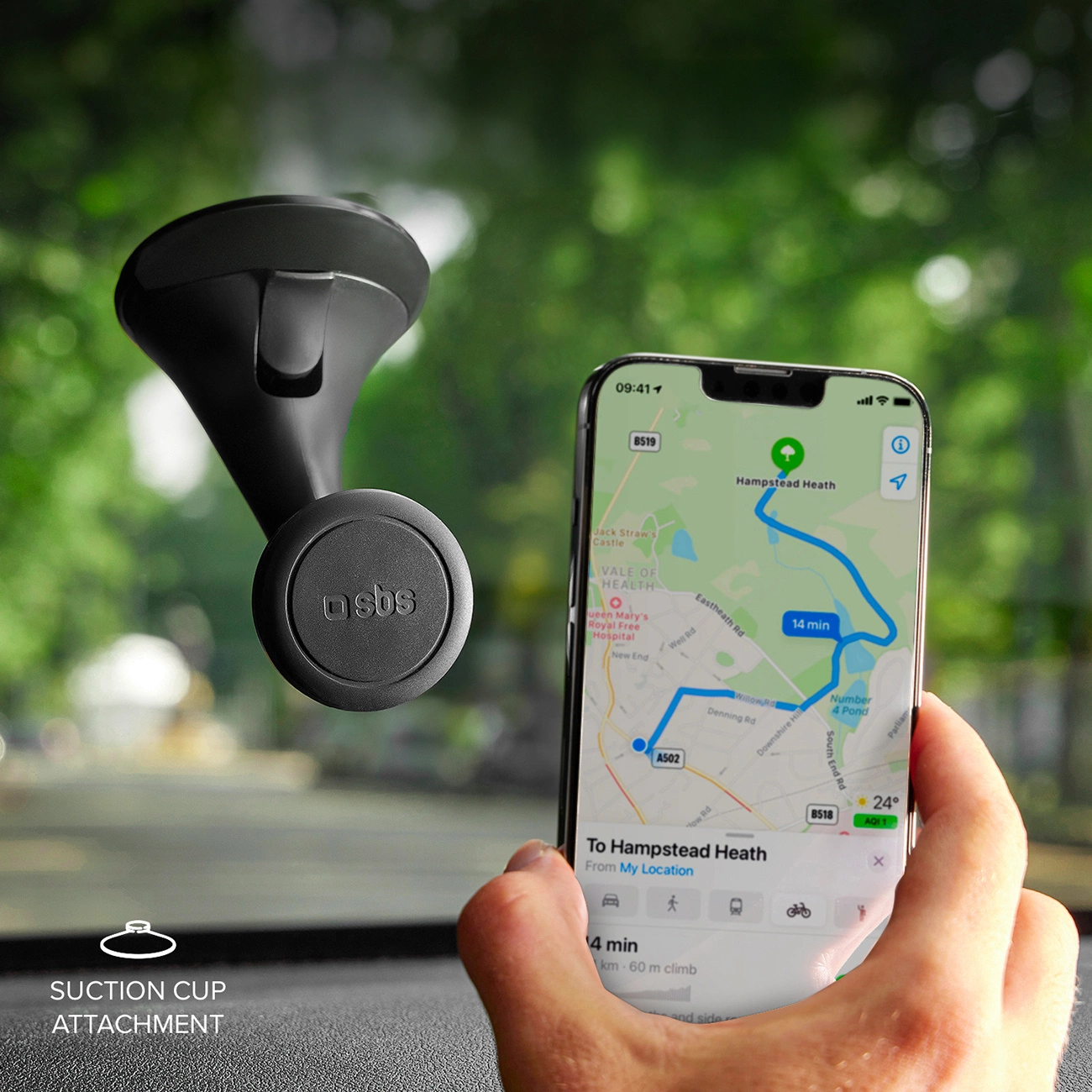 Un telefono che mostra una mappa è tenuto vicino al finestrino di un'auto. Un supporto a ventosa nero è attaccato al vetro.