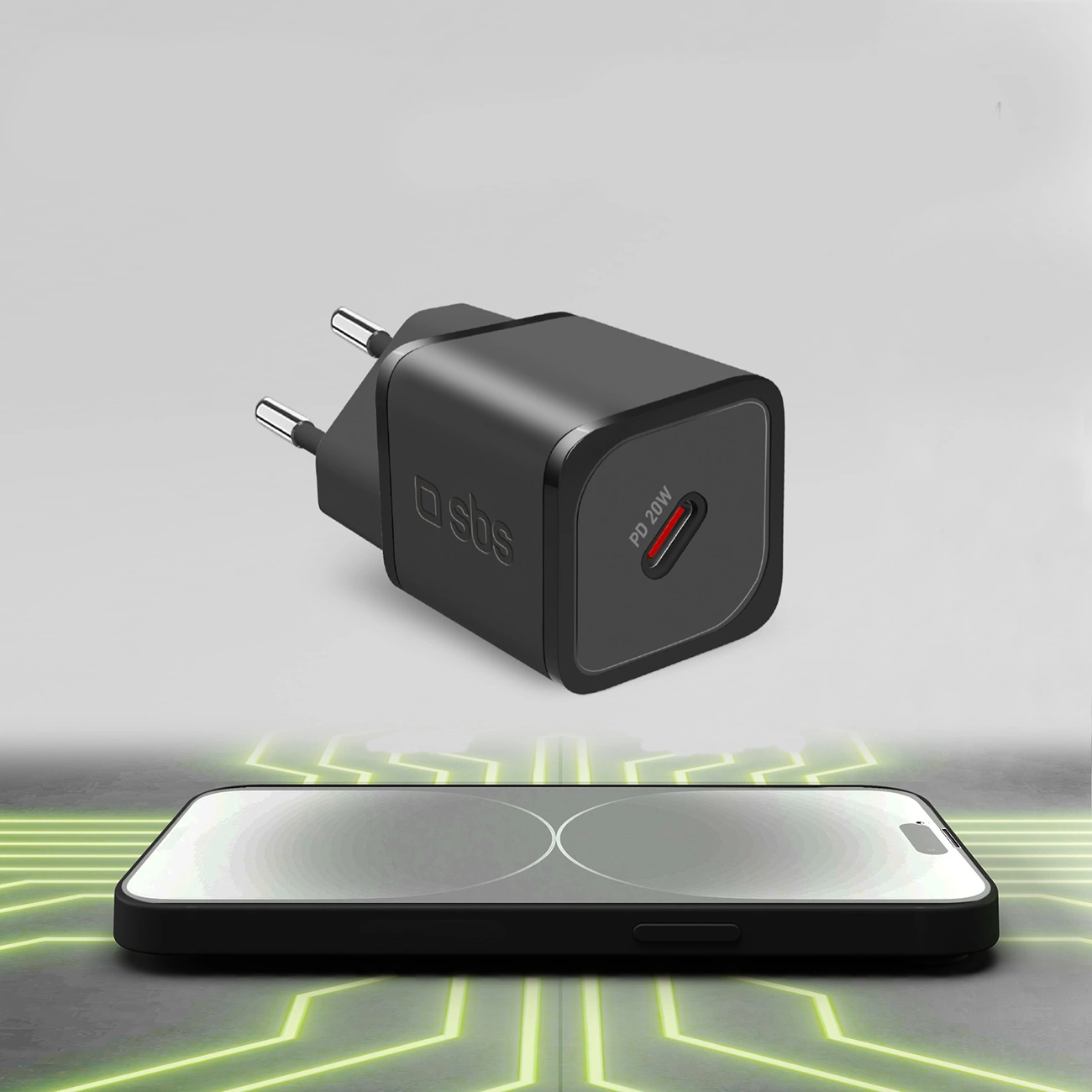 Un caricabatterie nero con una porta rossa è sopra uno smartphone. Il telefono è su una superficie con linee verdi luminose.