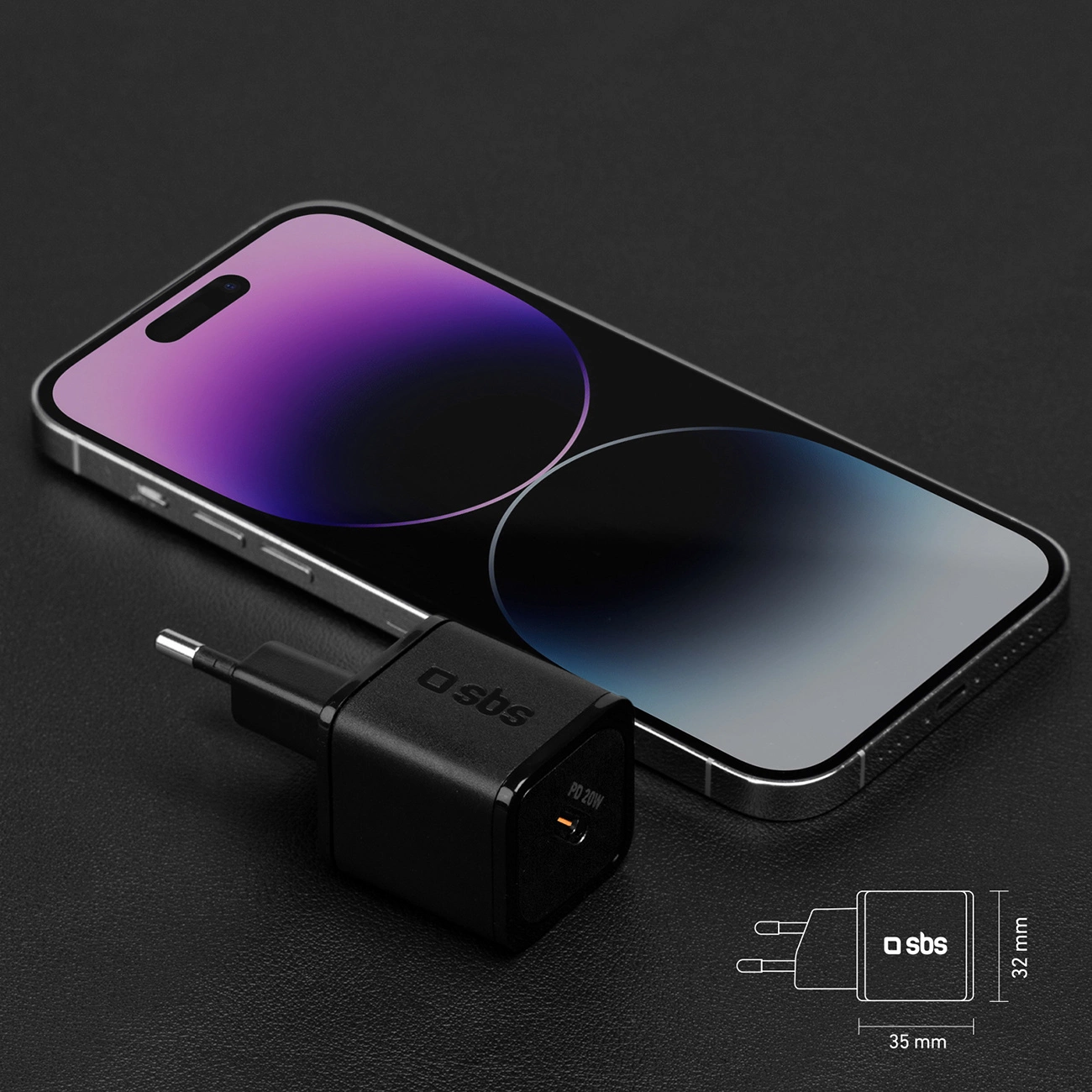 Un caricatore per telefono nero e uno smartphone sono su una superficie scura. Il telefono è argento con schermo viola. È presente un diagramma.