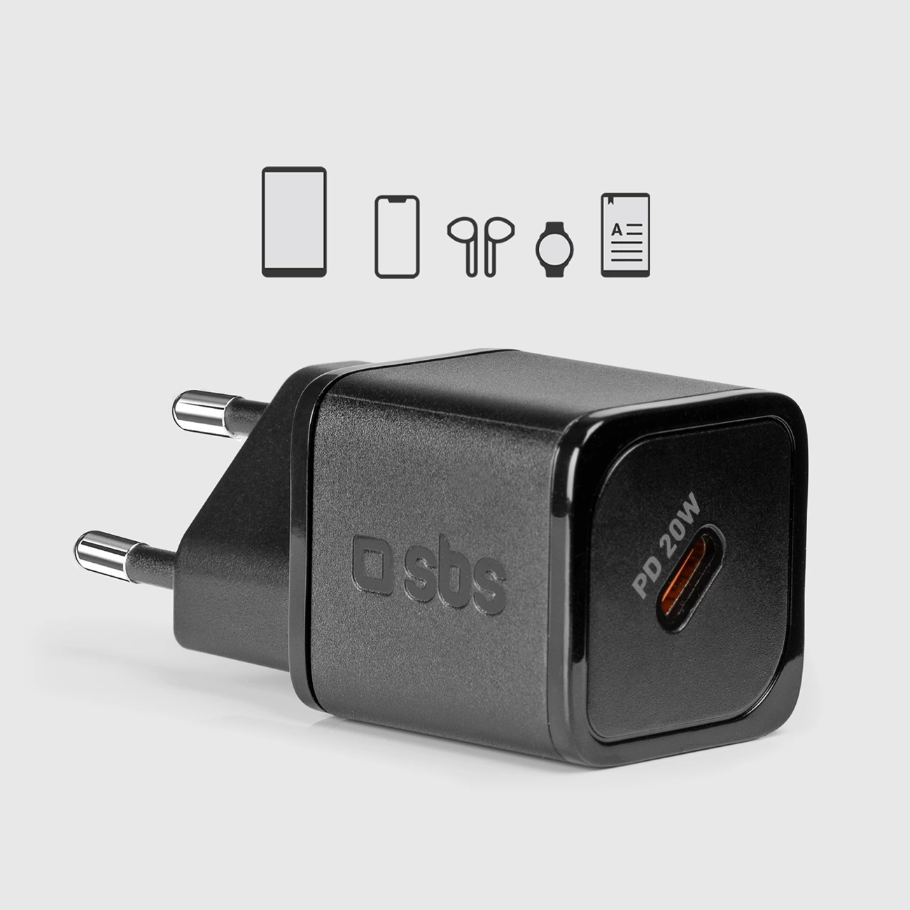 Un caricatore nero SBS PD 20W con porta USB-C, raffigurato con icone di vari dispositivi elettronici su sfondo grigio chiaro.