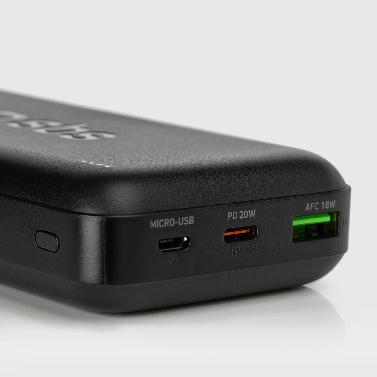 Czarny power bank z portami USB i Type-C. Ma wskaźniki PD 20W i AFC 18W. Tło jest białe.
