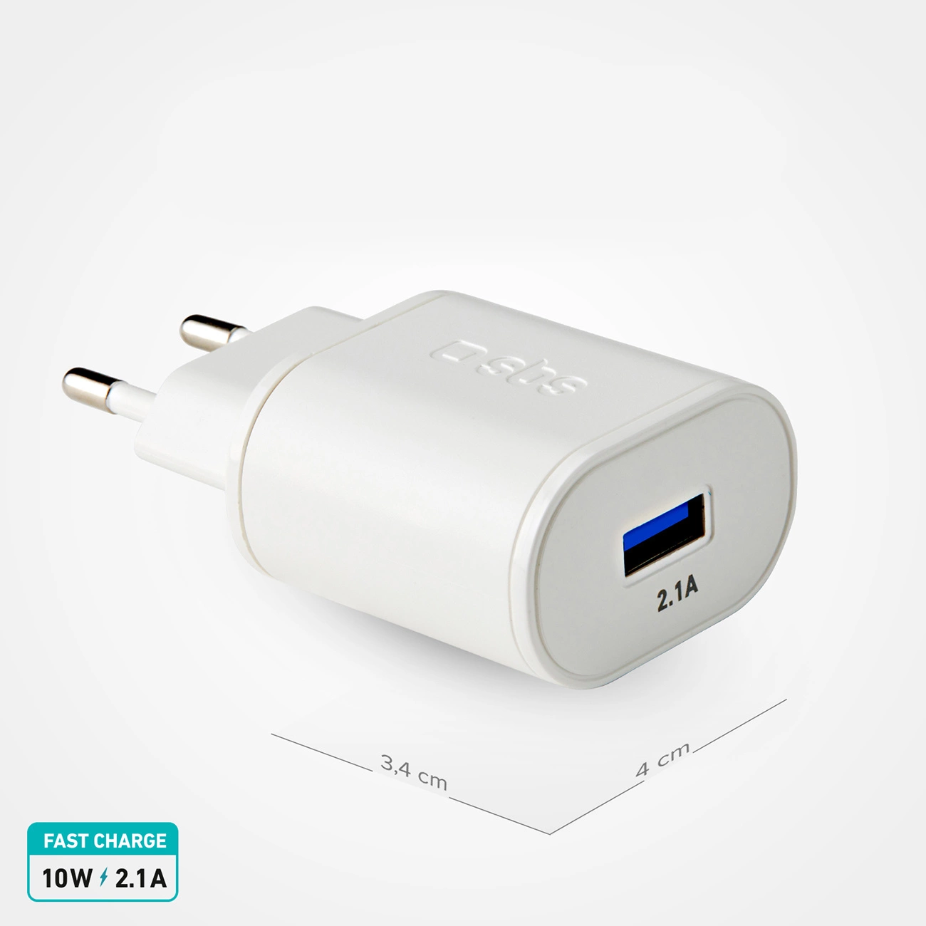 Caricabatterie bianco per telefono con porta USB. Ha due spine e le dimensioni sono visualizzate. Il caricabatterie è etichettato 'sbs' e '2.1A'.