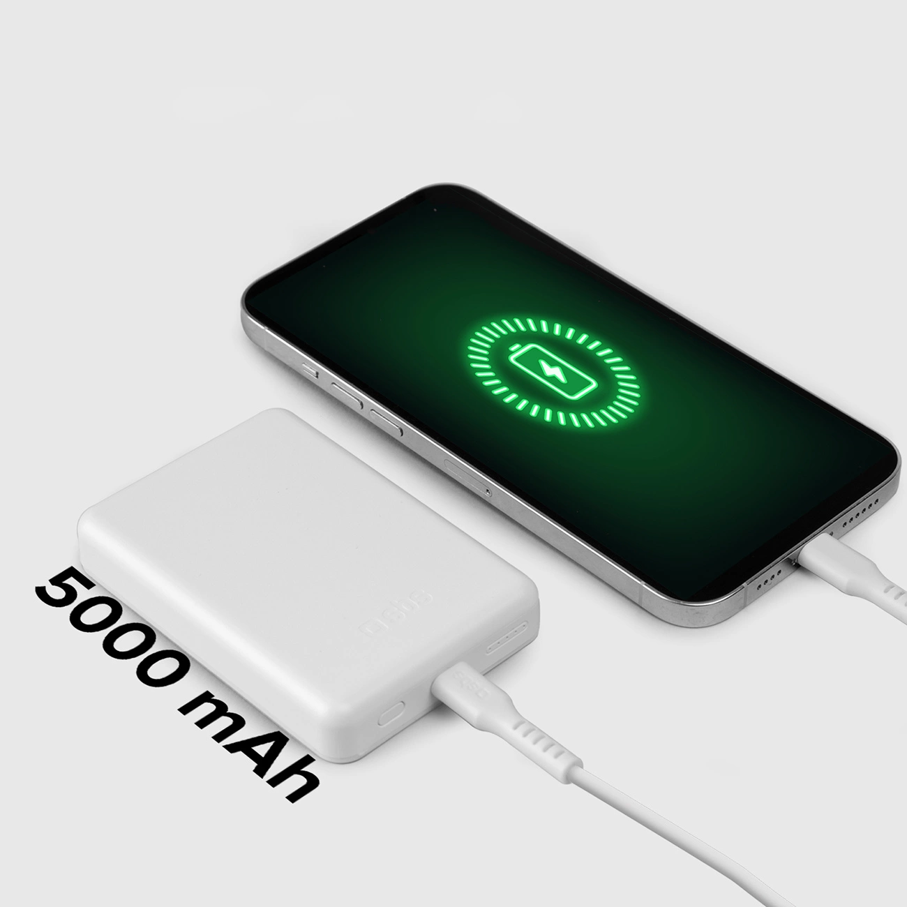 Un power bank bianco carica uno smartphone con icona di ricarica verde.
