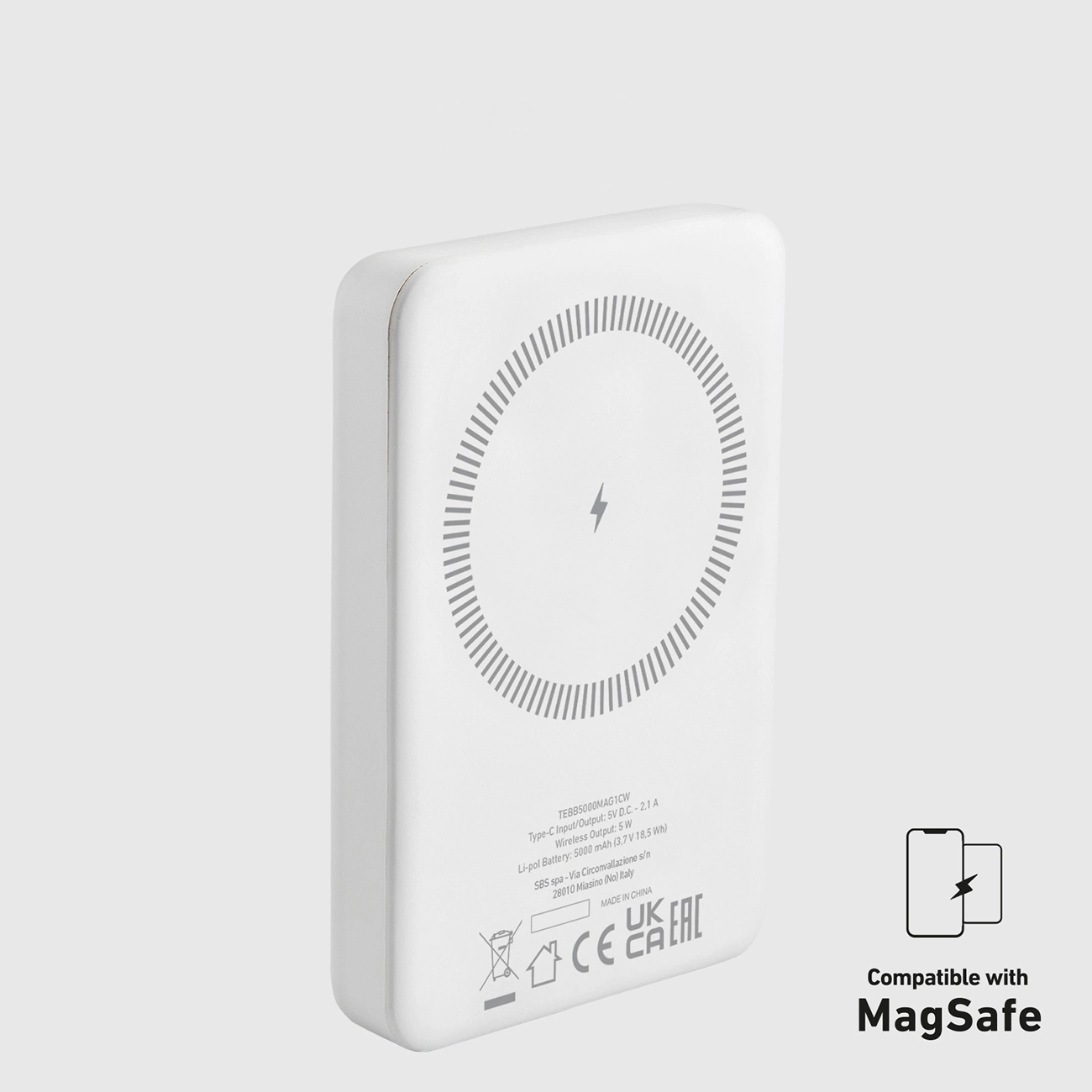 Un power bank MagSafe bianco. Ha un design circolare con un fulmine al centro. Lo sfondo è bianco.